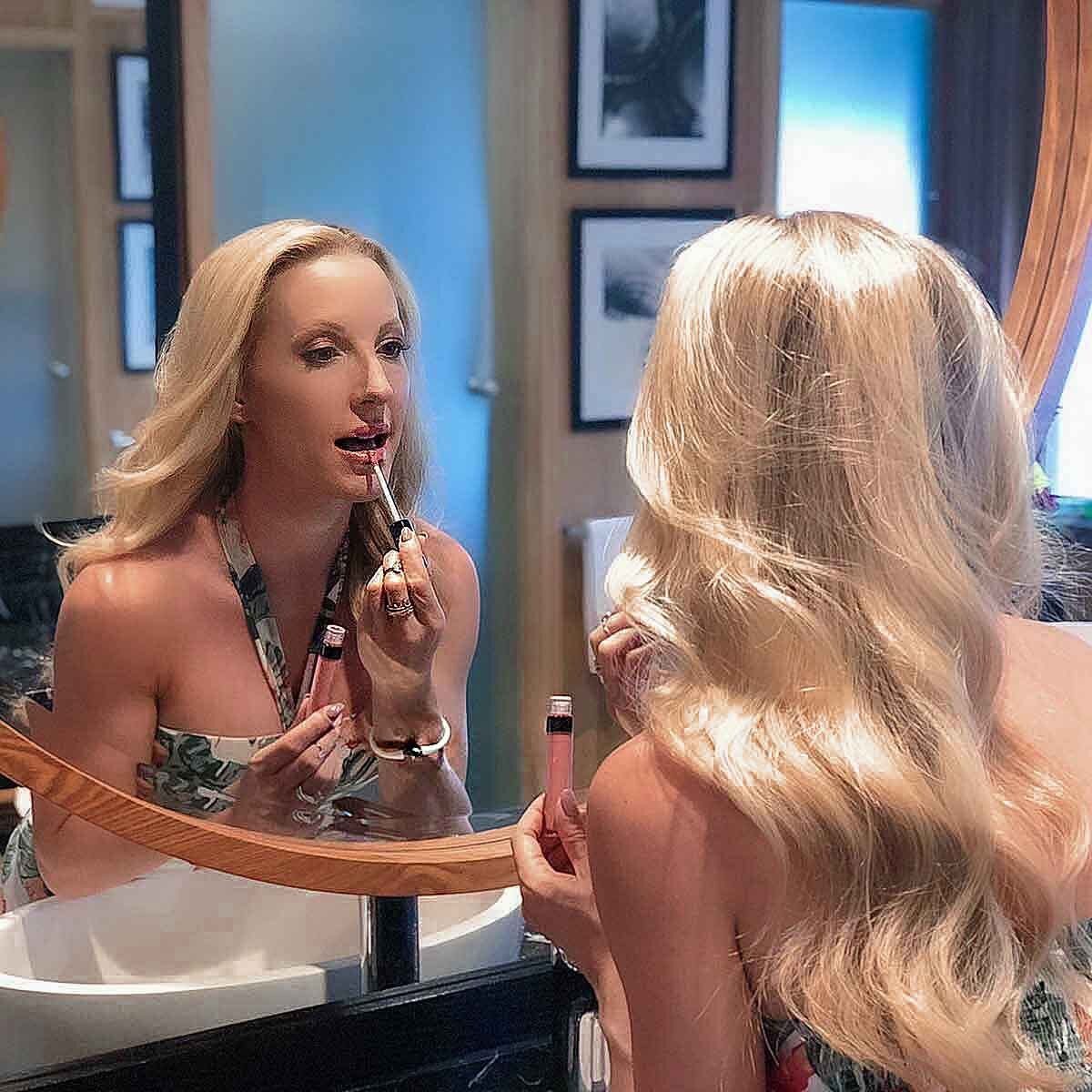 Model Eve how put on lipstick gloss Bora Bora bathroom mirror