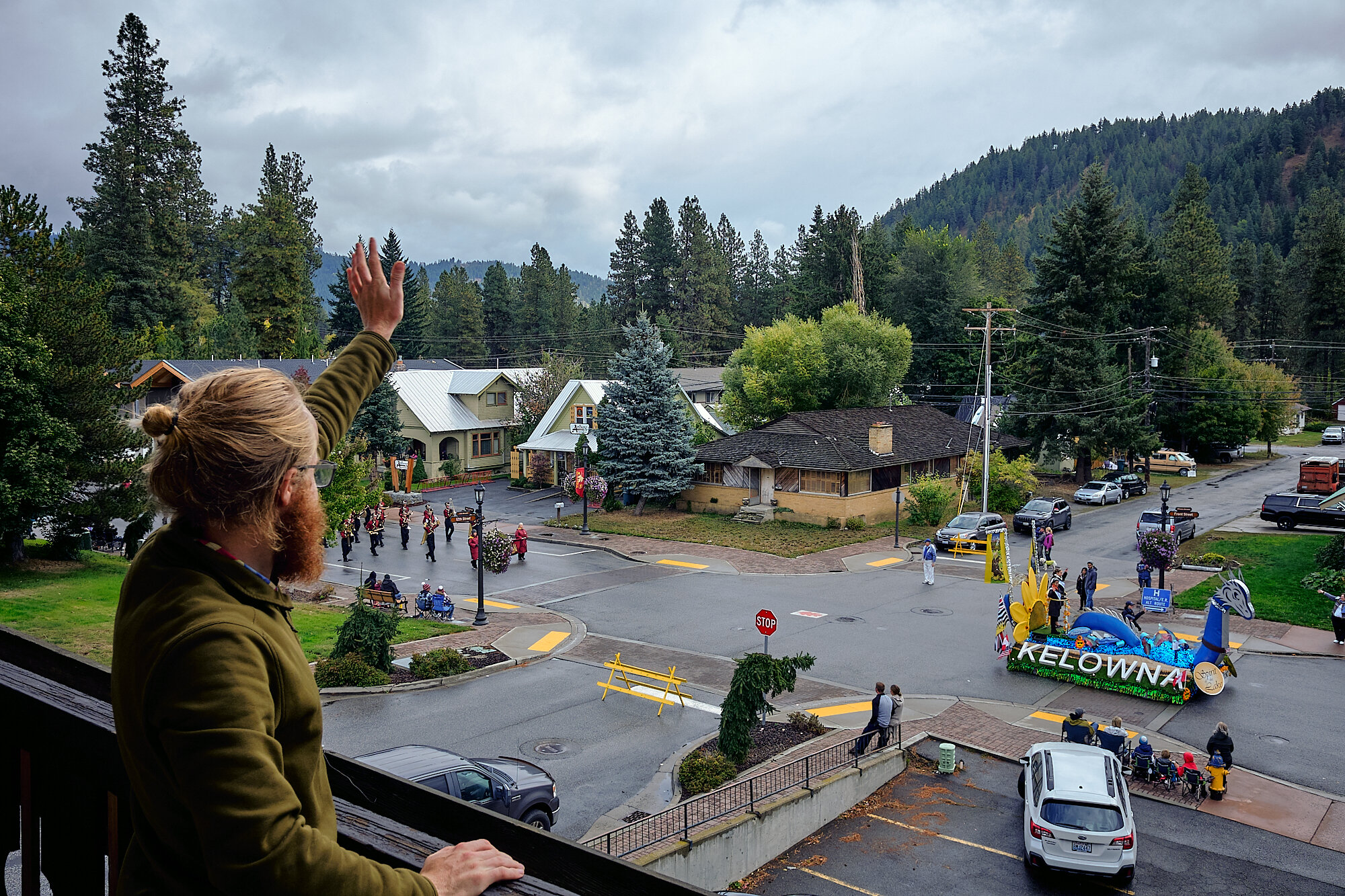  After getting pushed in to Leavenworth, WA to wait out a snowstorm, we were surprised by a very large parade right outside our room. Lebowski had a knack for getting into dance-offs with strangers. | 9/28/19 Mile 2,464.1, 4,053' 