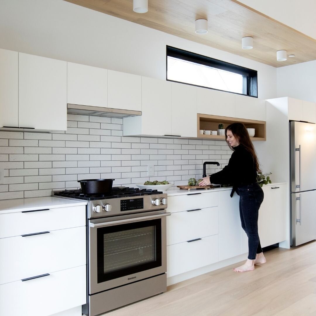 This modern kitchen is ready to be snatched up! A laneway house, it&rsquo;s the perfect home for a family or couple looking for their first investment. ⠀
⠀
Photo by @pineconecamp.⠀
Design by @ericajamesdesign.⠀
⠀
⠀
⠀
⠀
#vancouverhome #forsale #justli