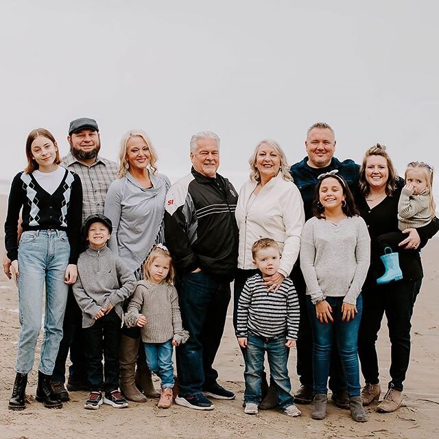 Over the holidays I was so fortunate to document several families who wanted to remember this season!  Loved this big crew who all got a big beach house in Lincoln City for Christmas .... I&rsquo;ve got such a big smile thinking about all the memorie