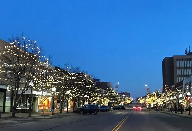 Downtown Lawrence morning gym time means you get to see the city test their holiday lights 🌲☃️❄️