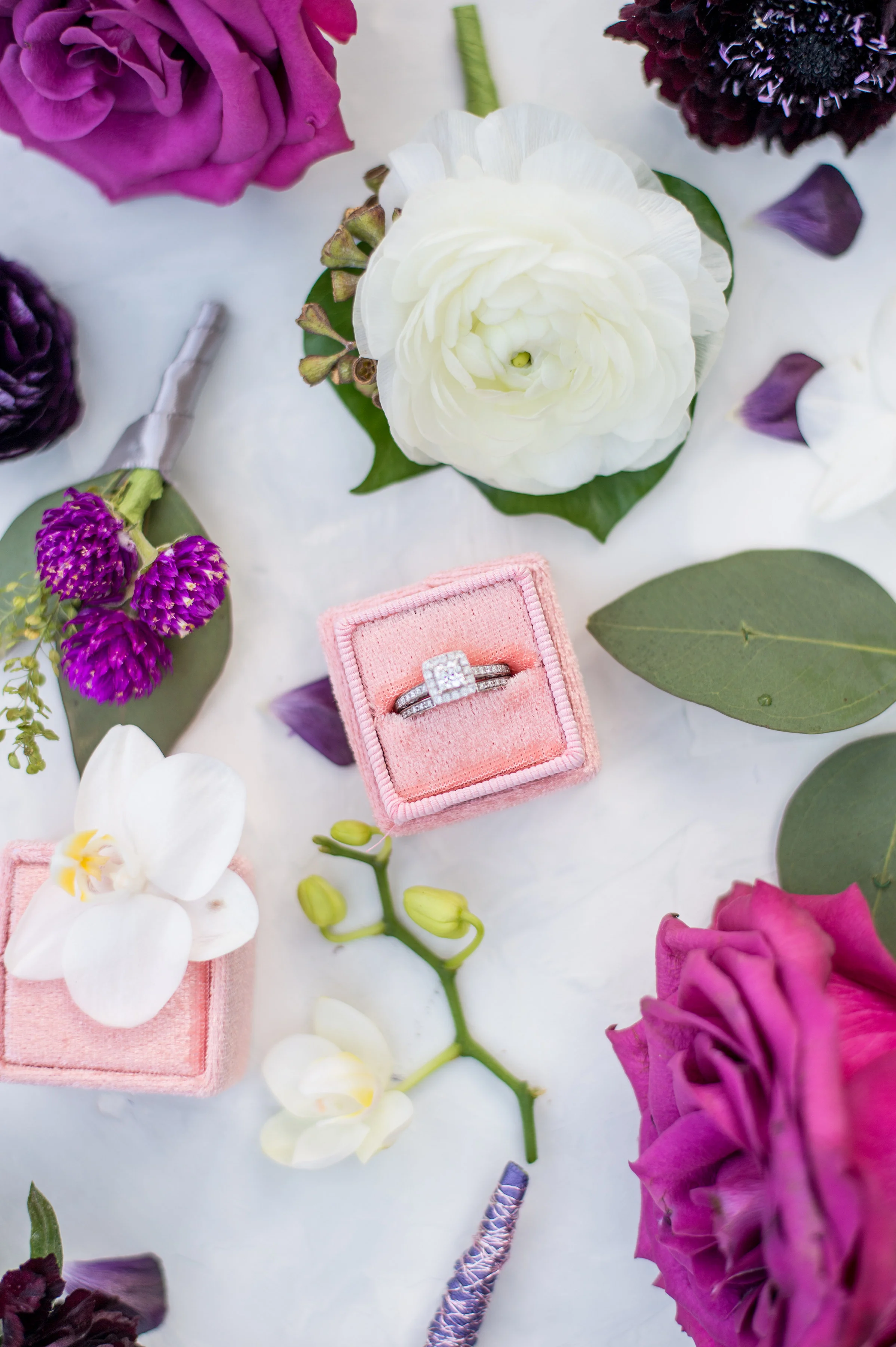 Detailed boutonniere composition. Photography by Leandra