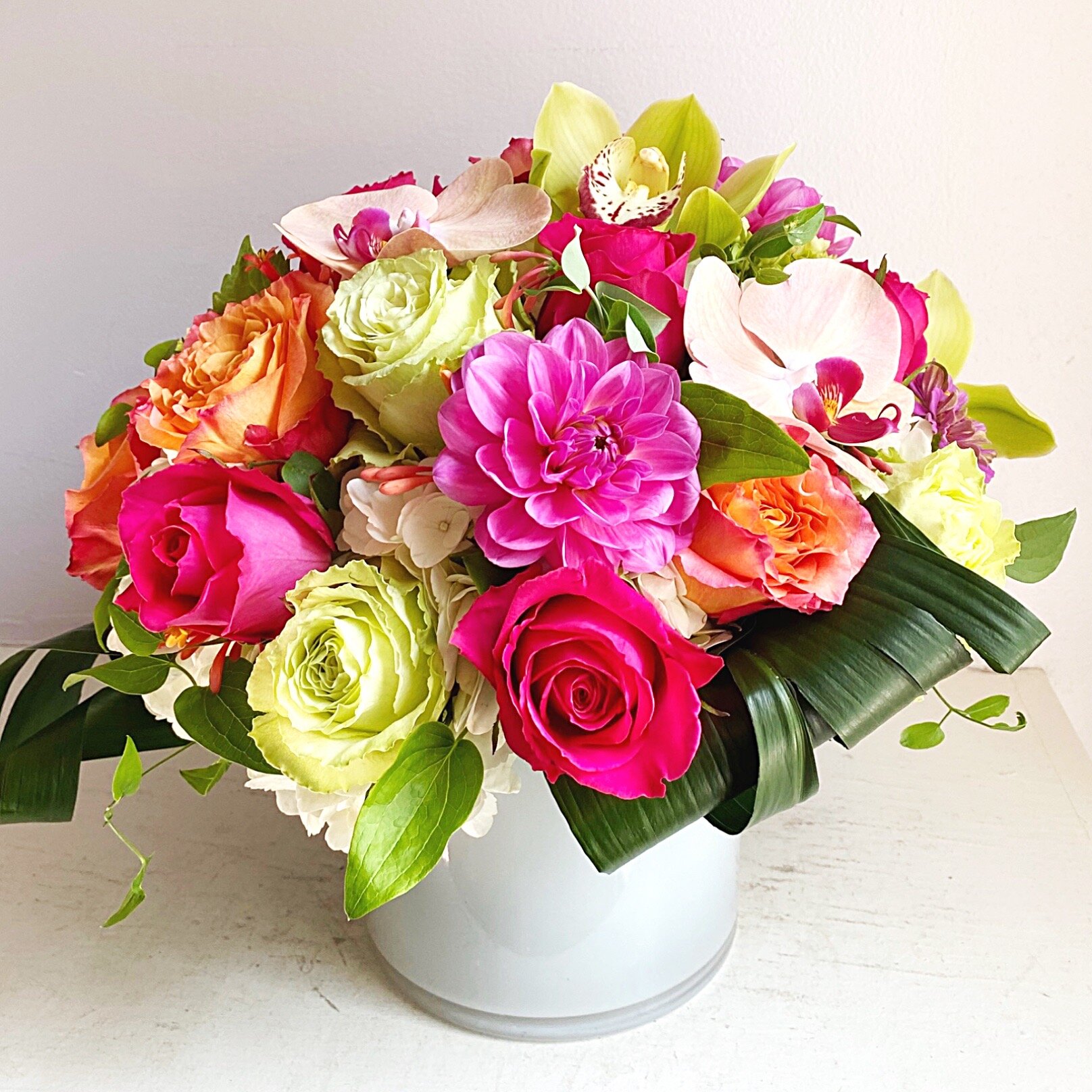 Modern flower design in bright colors - Atelier Ashley Flowers