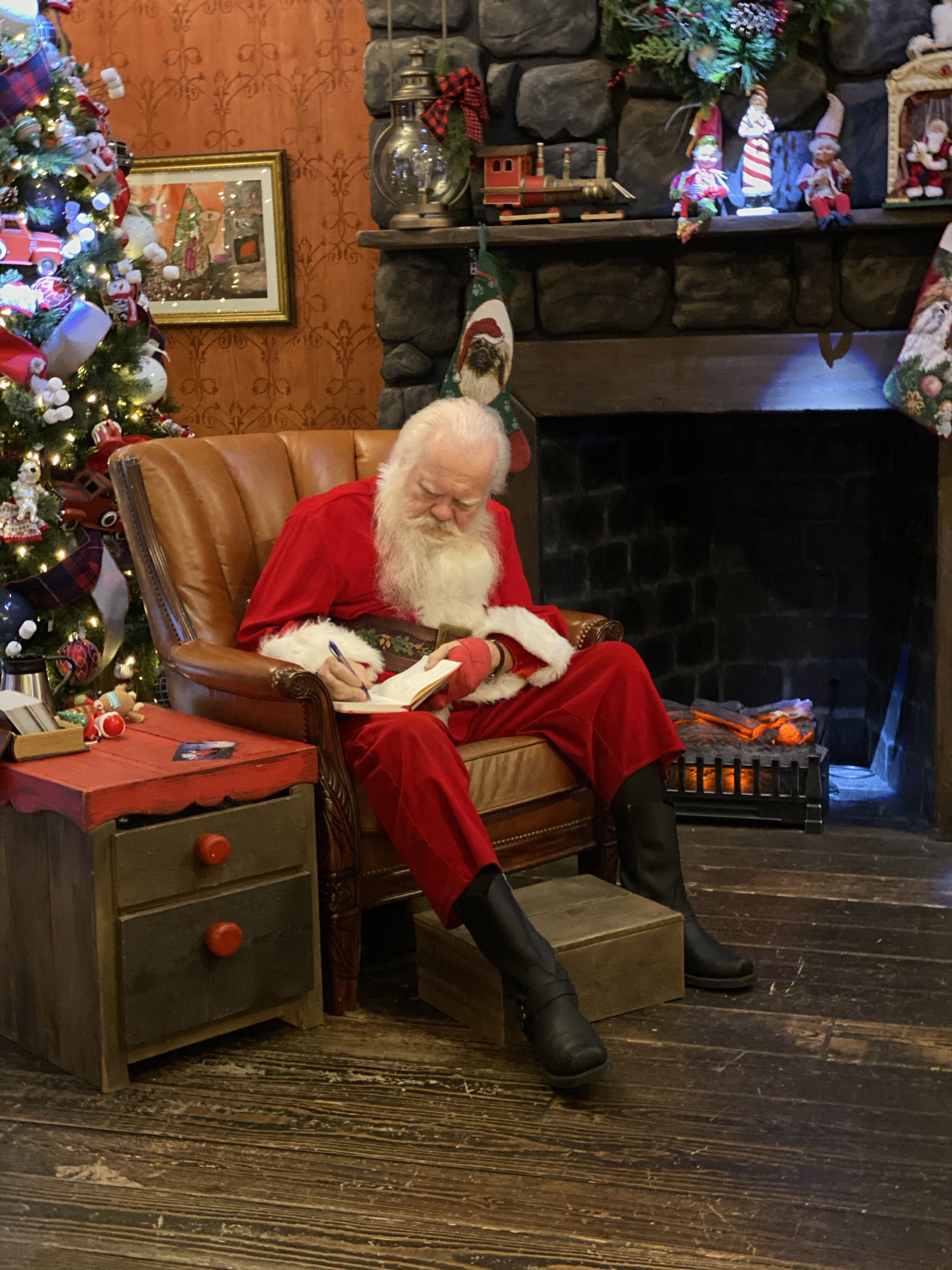  As Dallas Doing Good was leaving NorthPark, we caught Santa writing in his journal. We feel certain he was adding Judi and all the angels who help to the "Nice" list. 