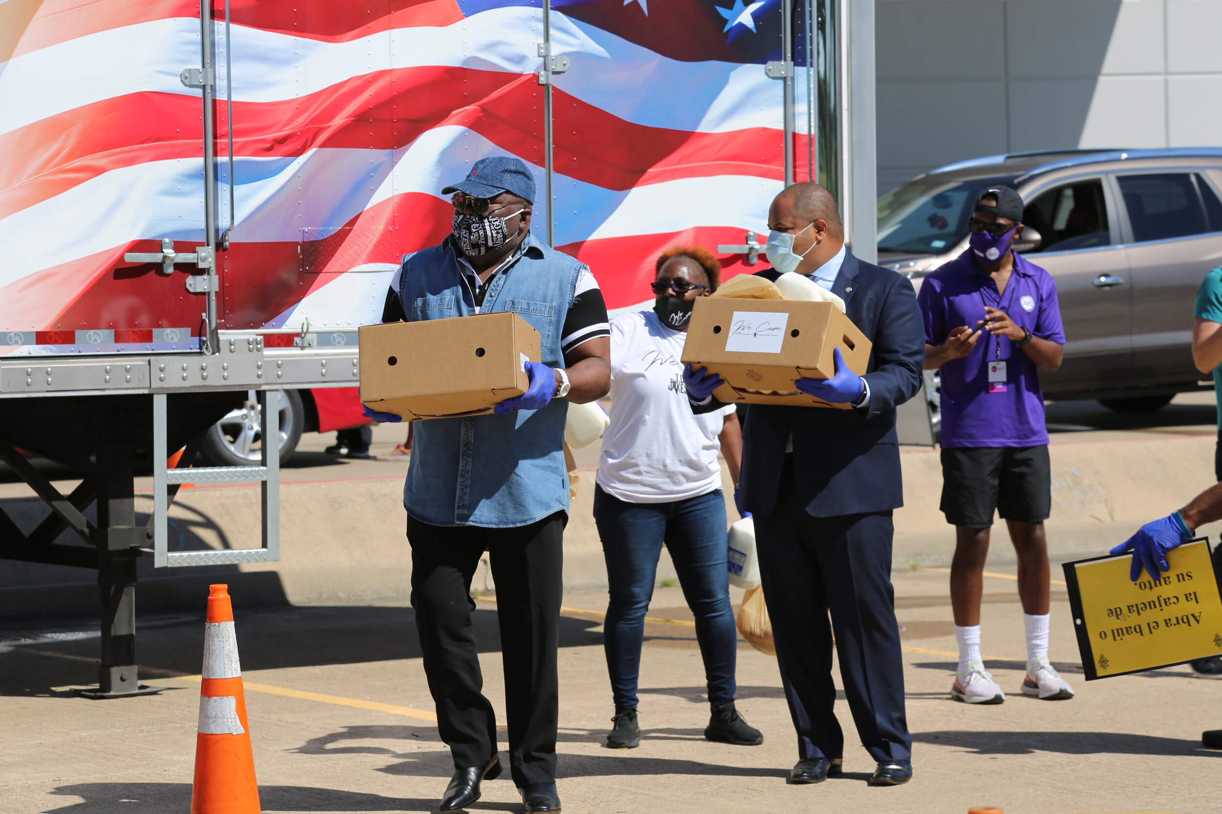 T.D. Jakes and Mayor Eric Johnson hand out boxes of food at The Potter’s House.