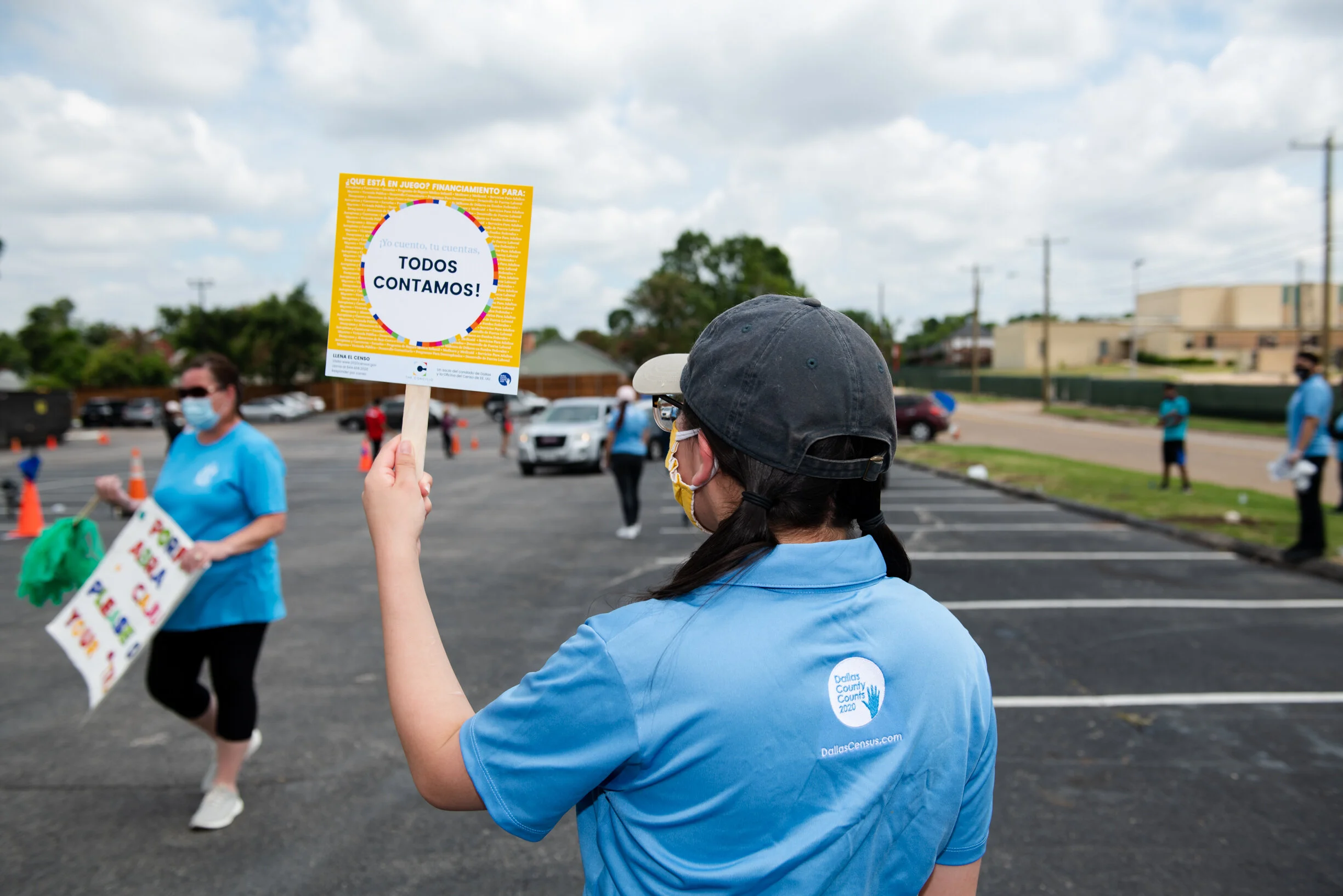 Volunteers with The Concilio partner with Dallas County Counts to inform the community about the 2020 census. (Photo by Simon Luna.)