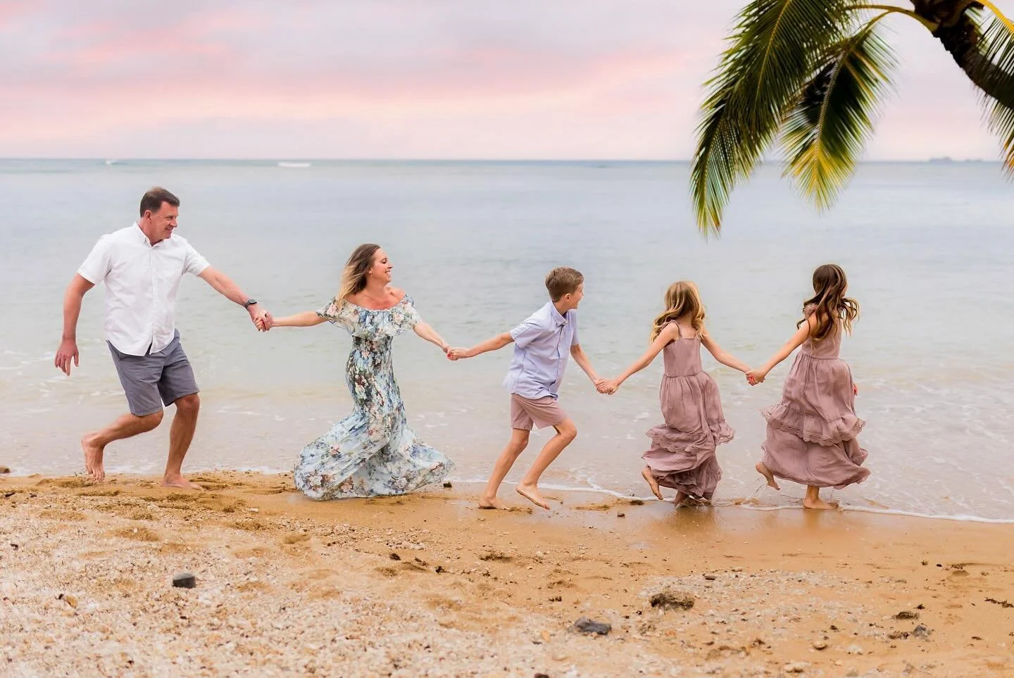 #oahuphotography #oahuphotographer #honolulu #hawaiiphotographer #honoluluphotographer #hawaiifamilyphotographer #oahuvacationphotographer #oahufamilyphotographer #marveloushawaii #honoluluphotographers #Waikikifamilyphotographer #honoluluphotographe