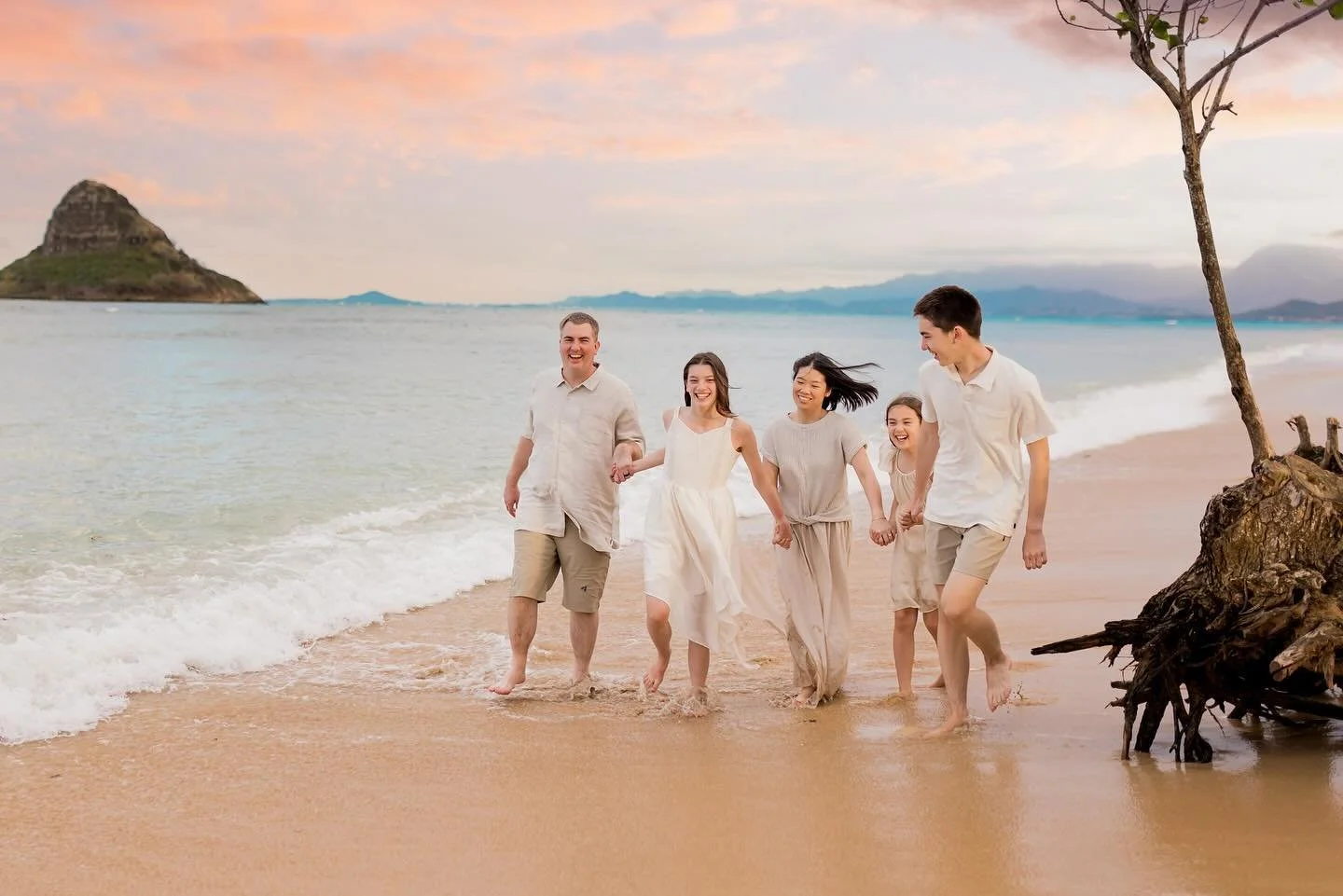 #oahuphotography #oahuphotographer #honolulu #hawaiiphotographer #honoluluphotographer #hawaiifamilyphotographer #oahuvacationphotographer #oahufamilyphotographer #marveloushawaii #honoluluphotographers #Waikikifamilyphotographer #honoluluphotographe