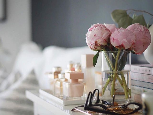 Bedside table inspo c/o @gabyburger -- love a little touch of pink to brighten things up!!