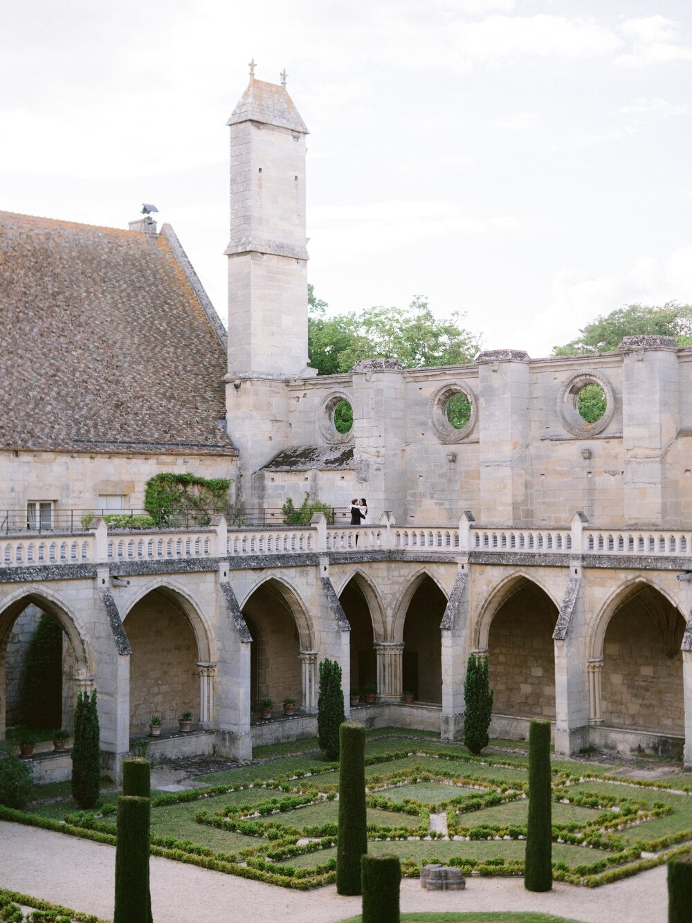 chateau_du_vivier_Destination_wedding_france_english_speaking_Bridal_makeup_artist_onorina_jomir_beauty (14.15)