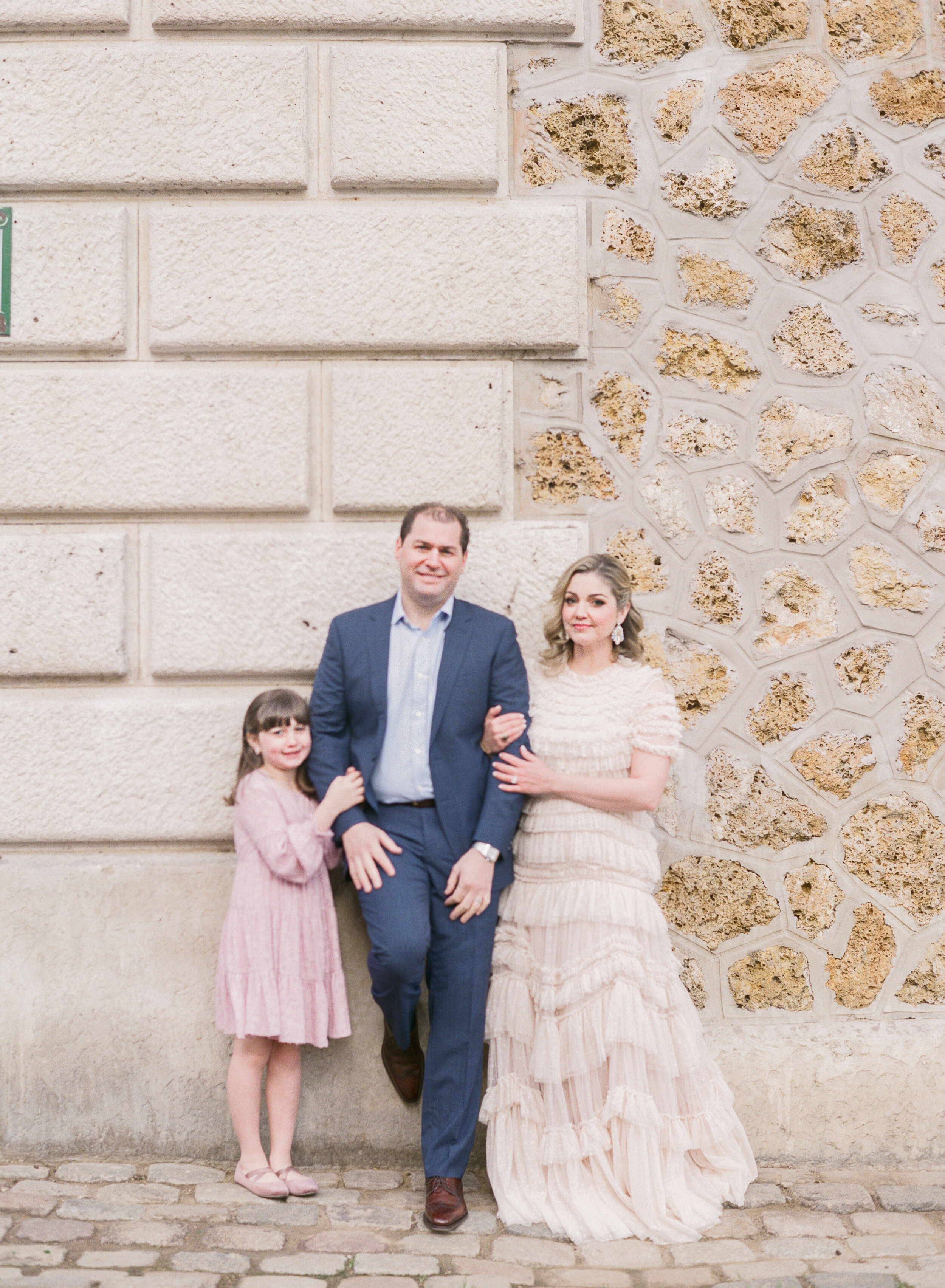  Blonde hair down do with defined eyes and liquid liner for Paris family photoshoot, in Trocadero neighborhood. Makeup and hair by english speaking makeup and Hair artist Onorina Jomir beauty 