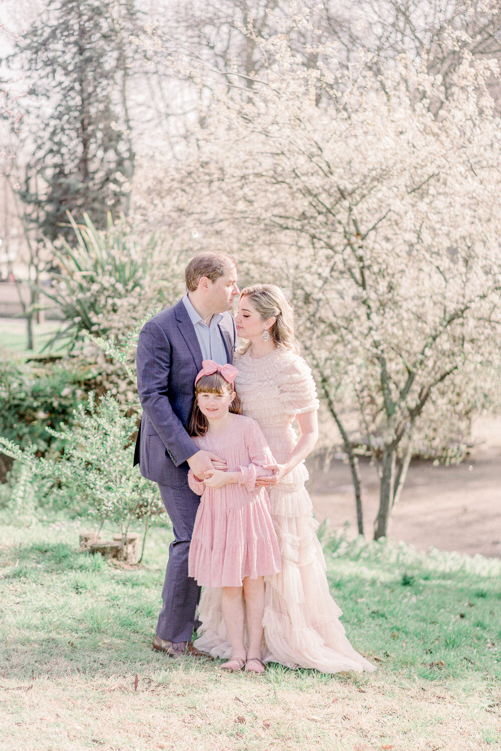  Blonde hair down do with defined eyes and liquid liner for paris family photoshoot in park with cherry blossom tree near the Eiffel tower. Makeup and hair by english speaking makeup and Hair artist Onorina Jomir beauty 