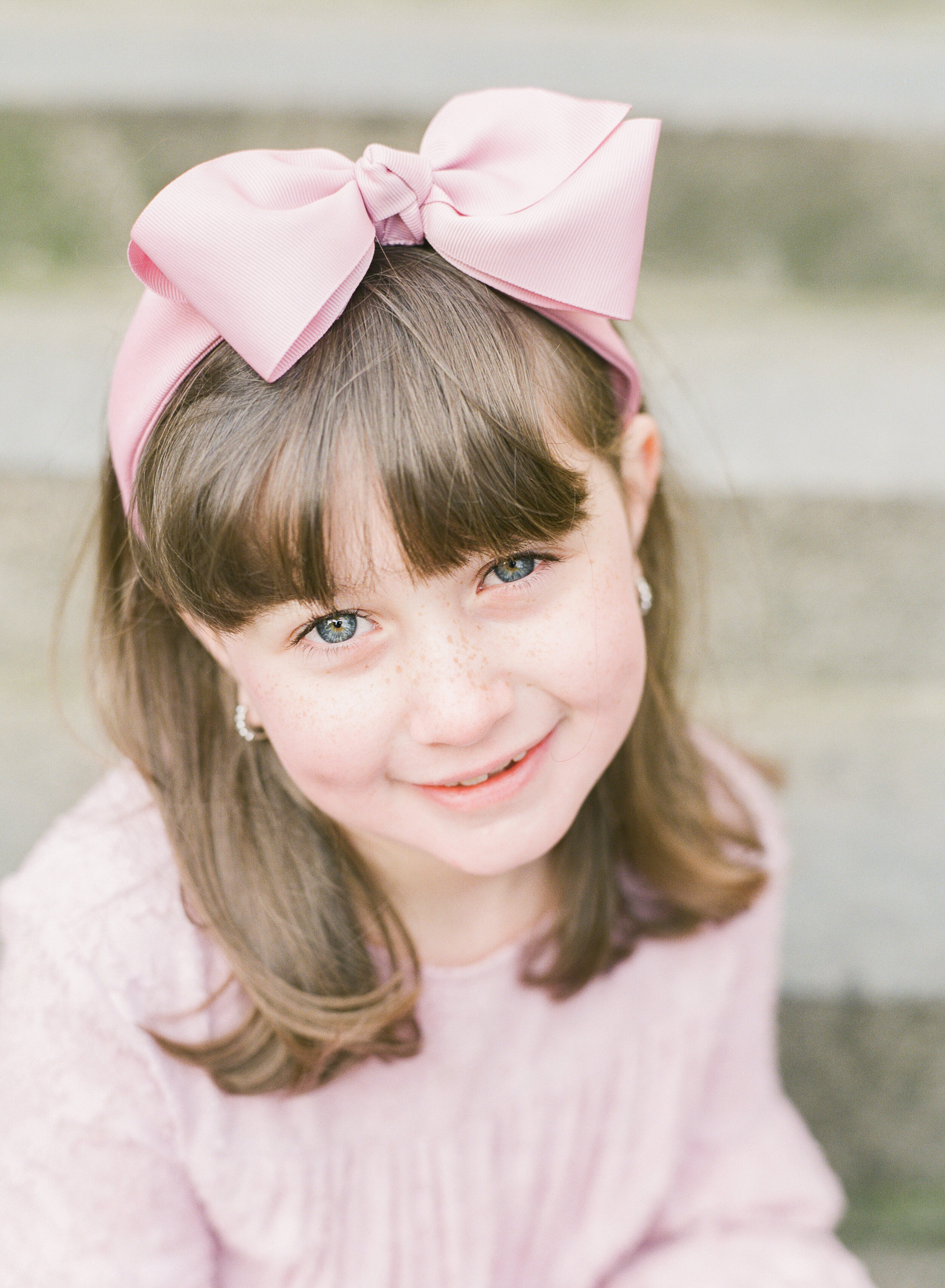  Daughter’s vintage inspired outfit for  paris family photoshoot, in Trocadero neighborhood. Makeup and hair by english speaking makeup and Hair artist Onorina Jomir beauty. 