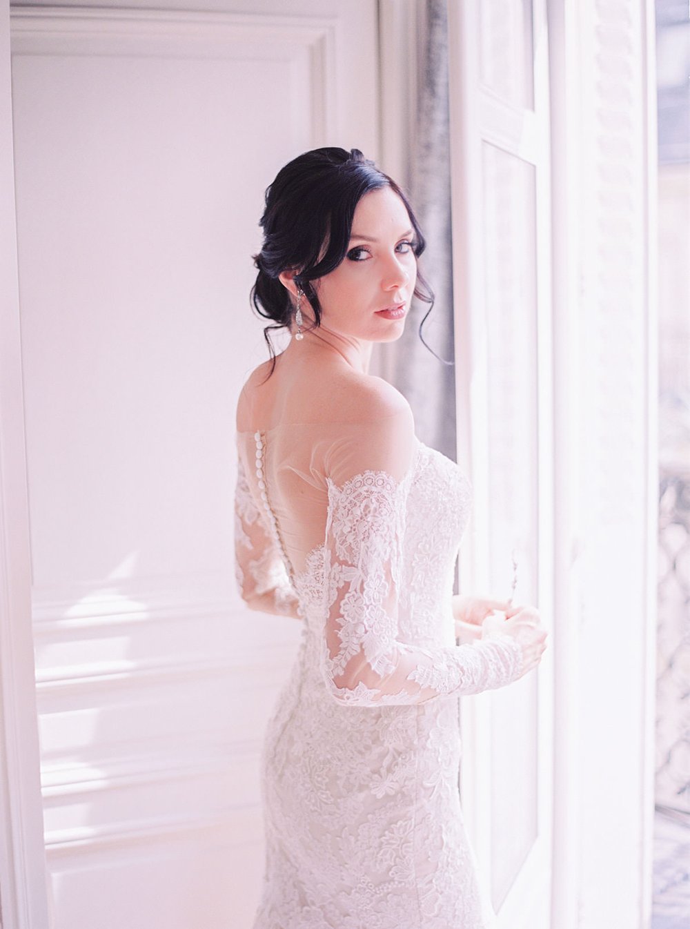  Bridal updo and makeup for bridal boudoir makeup and hairstyling in Paris, France, by Onorina Jomir Beauty. 