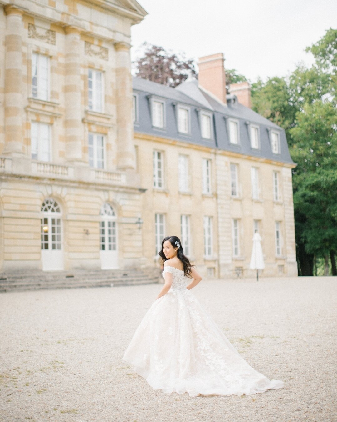 Brides, have you thought about adding a hair accessory for your wedding day? It's a lovely way to create some contrast against darker hair colors, whether you're wearing a veil or not 👰&zwj;♀️

When choosing your accessory, make sure it harmonizes w