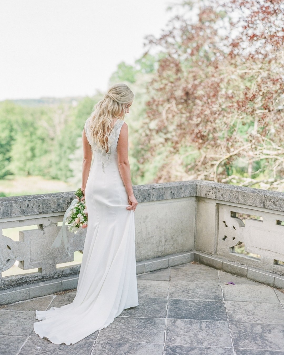 The ultimate, romantic Half-Up Bridal Hairstyle, perfect for a destination wedding in France ✨

For brides seeking a wedding experience that seamlessly blends the sophistication of Parisian charm with the tranquility of the French countryside, Chatea