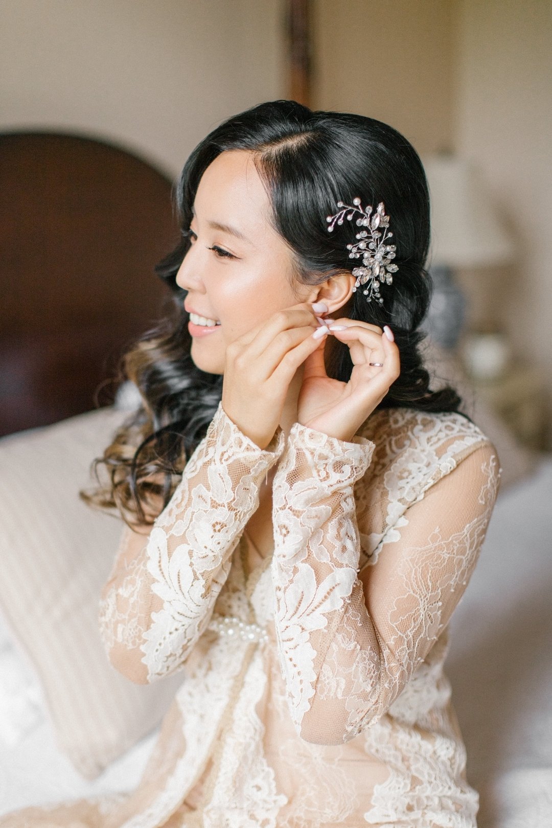 One of the most sought-after bridal hairstyles ✨
⁠
This look is perfect for brides who want to glamorous for their Chateau wedding in France!

PRO TIP: This style looks gorgeous on strapless gowns or gowns with a low neckline 👰

Photography @kateand