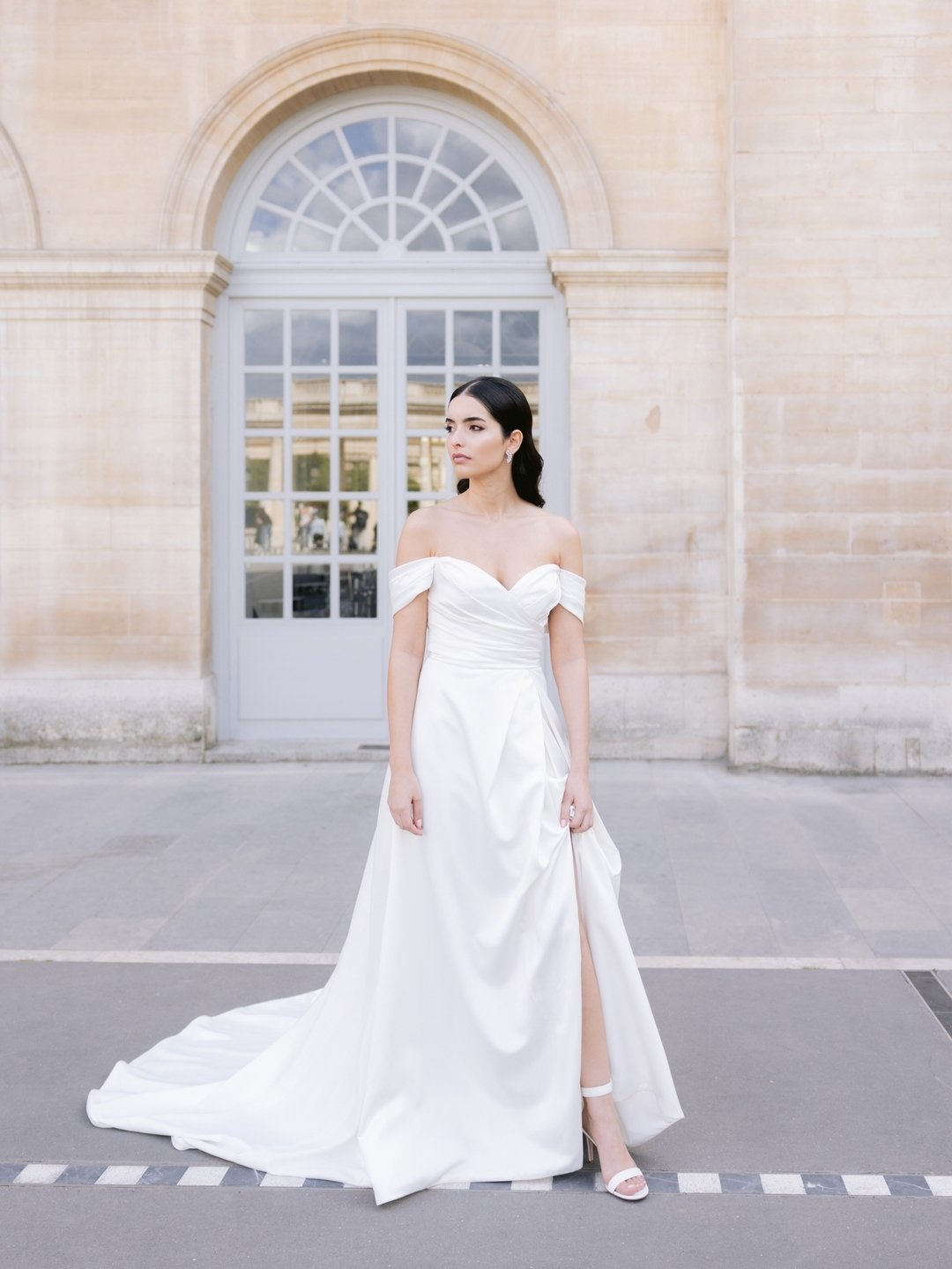 Sleek and polished locks, paired with a soft glam makeup and accent earrings - the perfect blend of modern elegance and glamour for my bride's destination wedding in Paris 😍

This look is not only popular but also IDEAL for brides who want to wear t