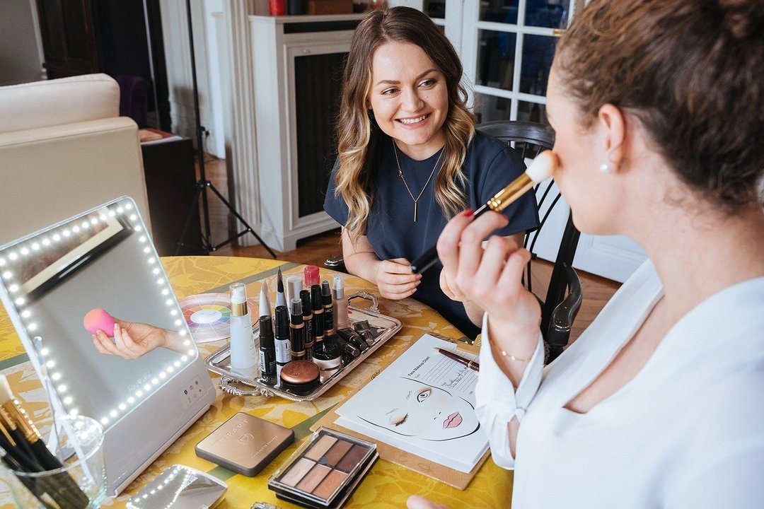 Parisian summers are synonymous with outdoor caf&eacute;s, strolls along the Seine river, and basking in the warm glow of the sun! ☀️

But&hellip;it also means dealing with the challenge of keeping your makeup looking fresh!

If you're visiting Paris