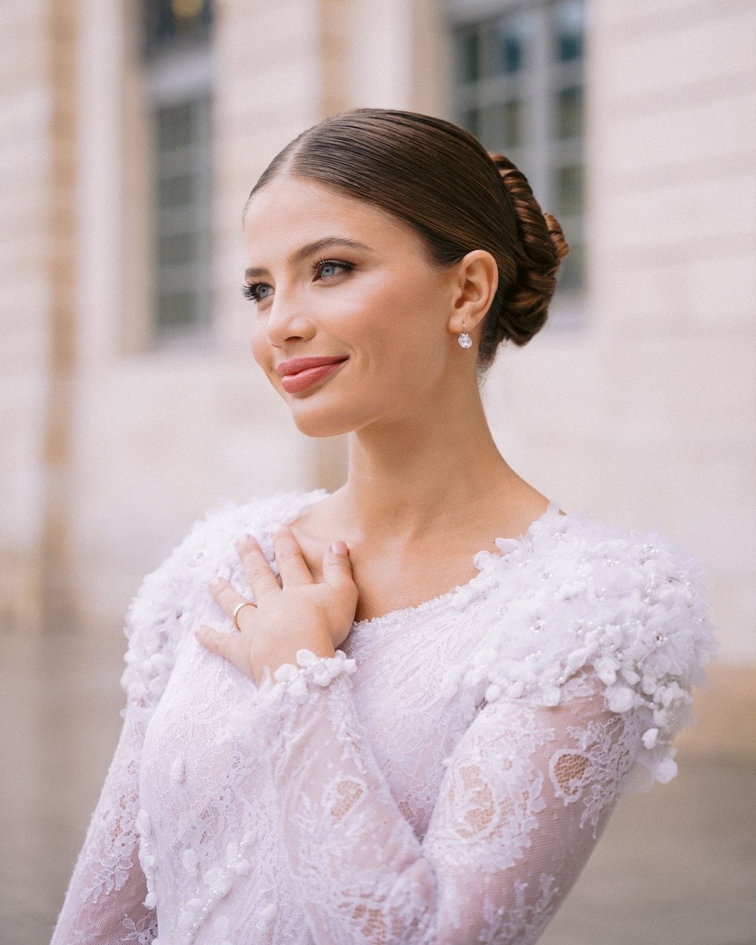 My signature BRIDAL MAKEUP looks polished and made up, while still allowing your natural features to shine through ✨

I always take a &quot;less-is-more&quot; approach when layering products to create my bridal looks, using my fine art background and