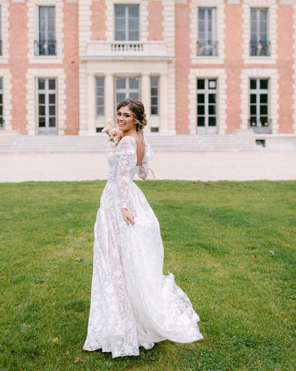 ✨ BRIDES ✨

Did you know that my team and I provide bridal makeup and hair styling for destination weddings all over France? 🇫🇷⁣

Whether you're planning a seaside ceremony in the French Riviera, a vineyard celebration in Provence, or a classic Cha