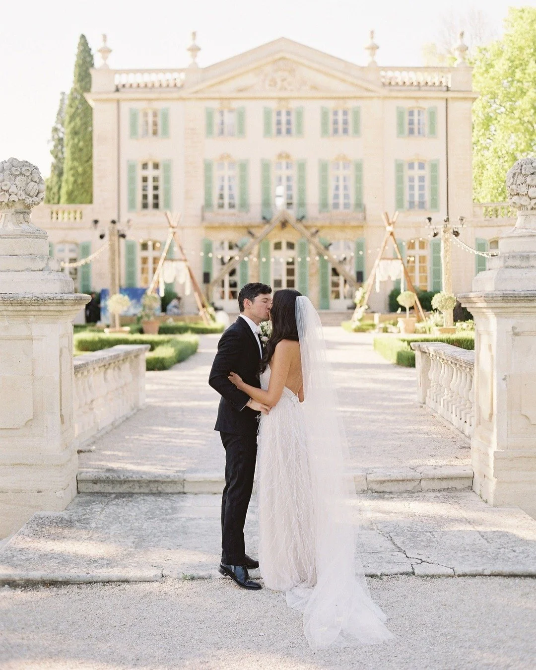 From Paris to the French Riviera, I've had the honor of beautifying brides for their destination weddings in some of the dreamiest ch&acirc;teau settings &mdash; each one unforgettable in its own way! ✨

Swipe to discover some of France&rsquo;s most 