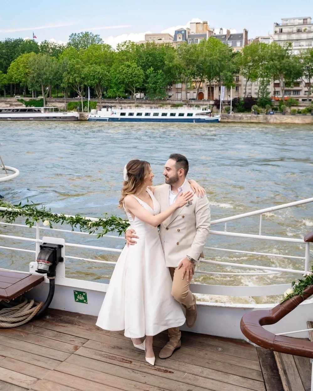 Carolina looked tres chic with her half-updo hairstyle, tied back with a delicate bow for her post-wedding brunch in Paris 💖

A bridal hairstyle like this is perfect for boat wedding celebrations: elegant, practical, and picture-perfect from every a