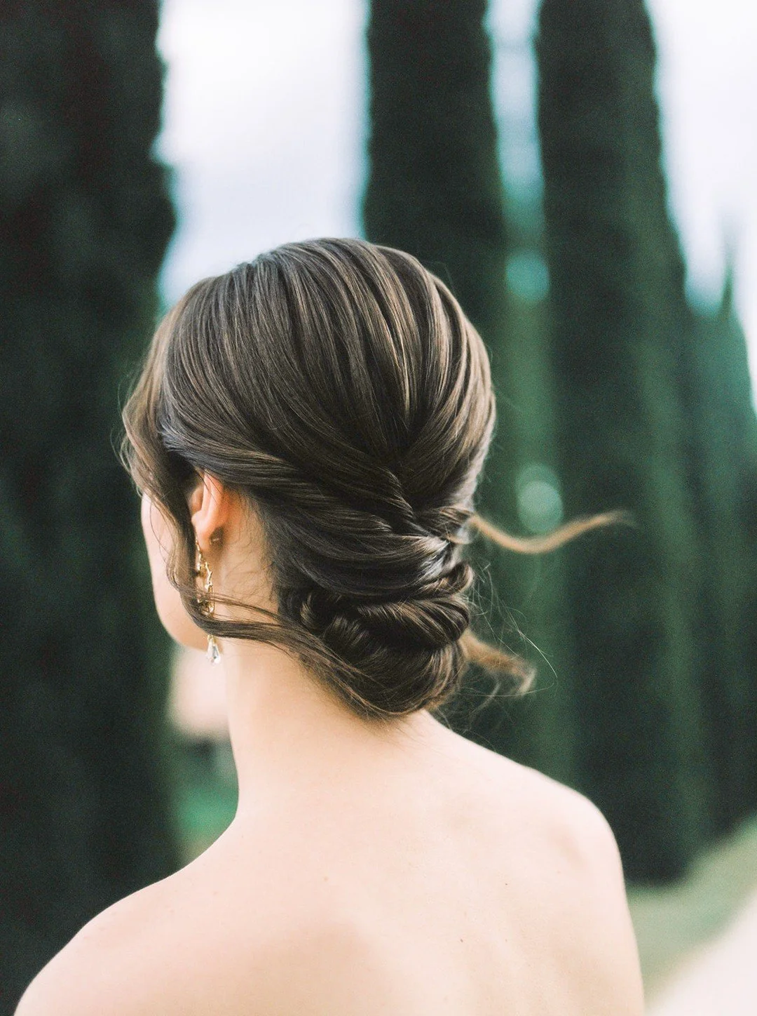 As a destination bridal hair stylist in France, I&rsquo;m always inspired by the light, the atmosphere, and the quiet romance of the setting.

Updos like this may appear effortless, yet each detail is carefully shaped to achieve that perfect balance 