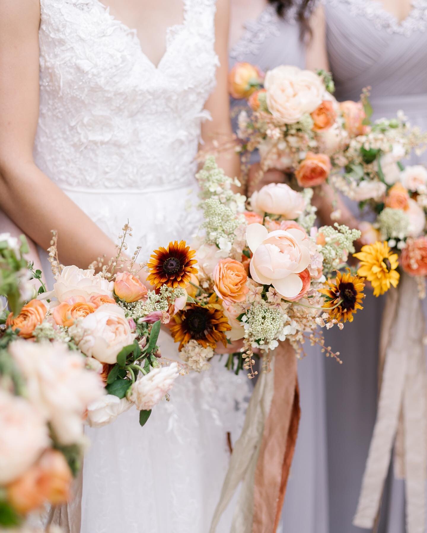 Dreamiest of summer florals ✨

Florals @alicerosebeasley 
Planning and styling @floral_collective_ 
Venue @somerleys.suttonforest