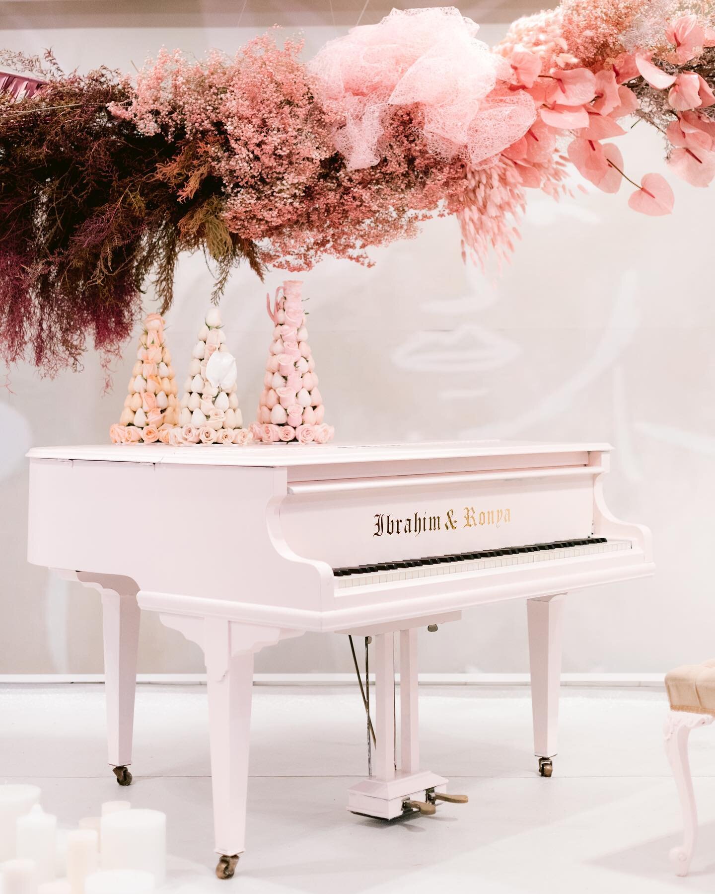 Ronya&rsquo;s layliyah, an unforgettable evening 🌸✨💕

Styling, planning and strawberry towers @strawberriesandco_ 
Flowers @justmypretty 
Backdrop @createdbyamen