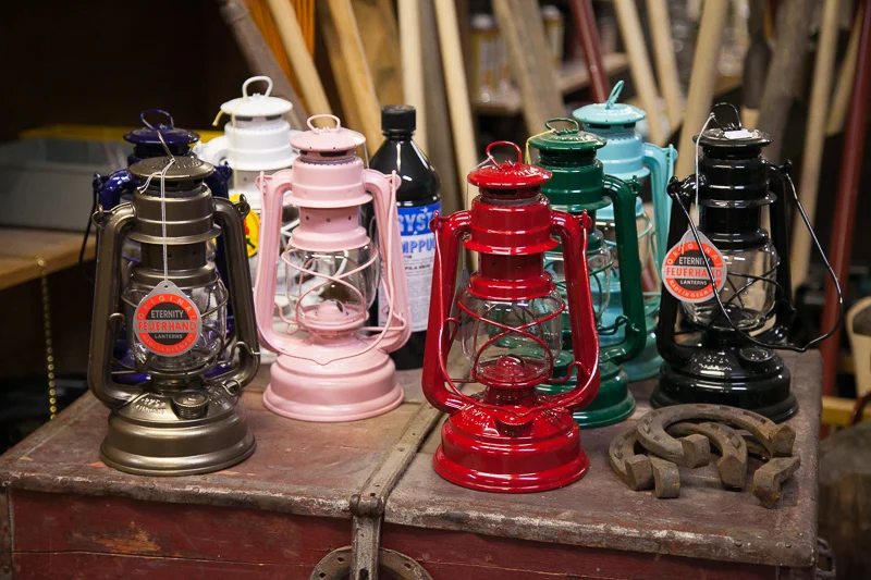 Öljylamput, saksalainen (Feuerhand Hurricane Lantern). Maalatut mallit 39 eur, metallinvärinen 49 eur.