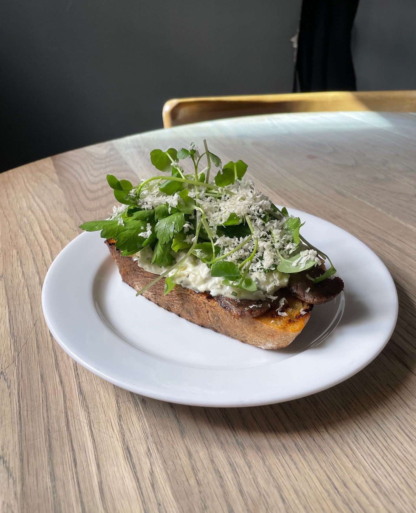 Rimmad Oxbringa p&aring; surdegsbr&ouml;d, tartars&aring;s &amp; pepparrot 😋⁠
⁠
Tv&aring; saker som &auml;r s&auml;rskilt bra med denna⁠
1. Vidrigt god ⁠
2. Finns att best&auml;lla hela kv&auml;llen, dvs. HELA kv&auml;llen. ⁠
⁠
Ses i veckan!⁠