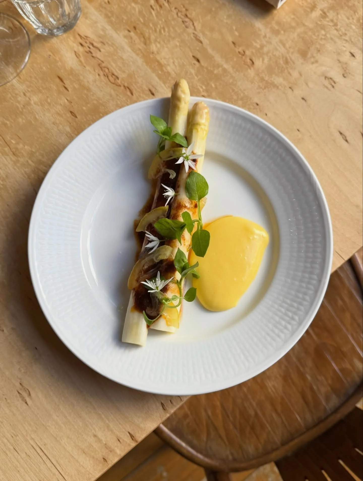 Nytt p&aring; menyn: Vit sparris med hollandaise, gravad citron &amp; XO-s&aring;s 💛