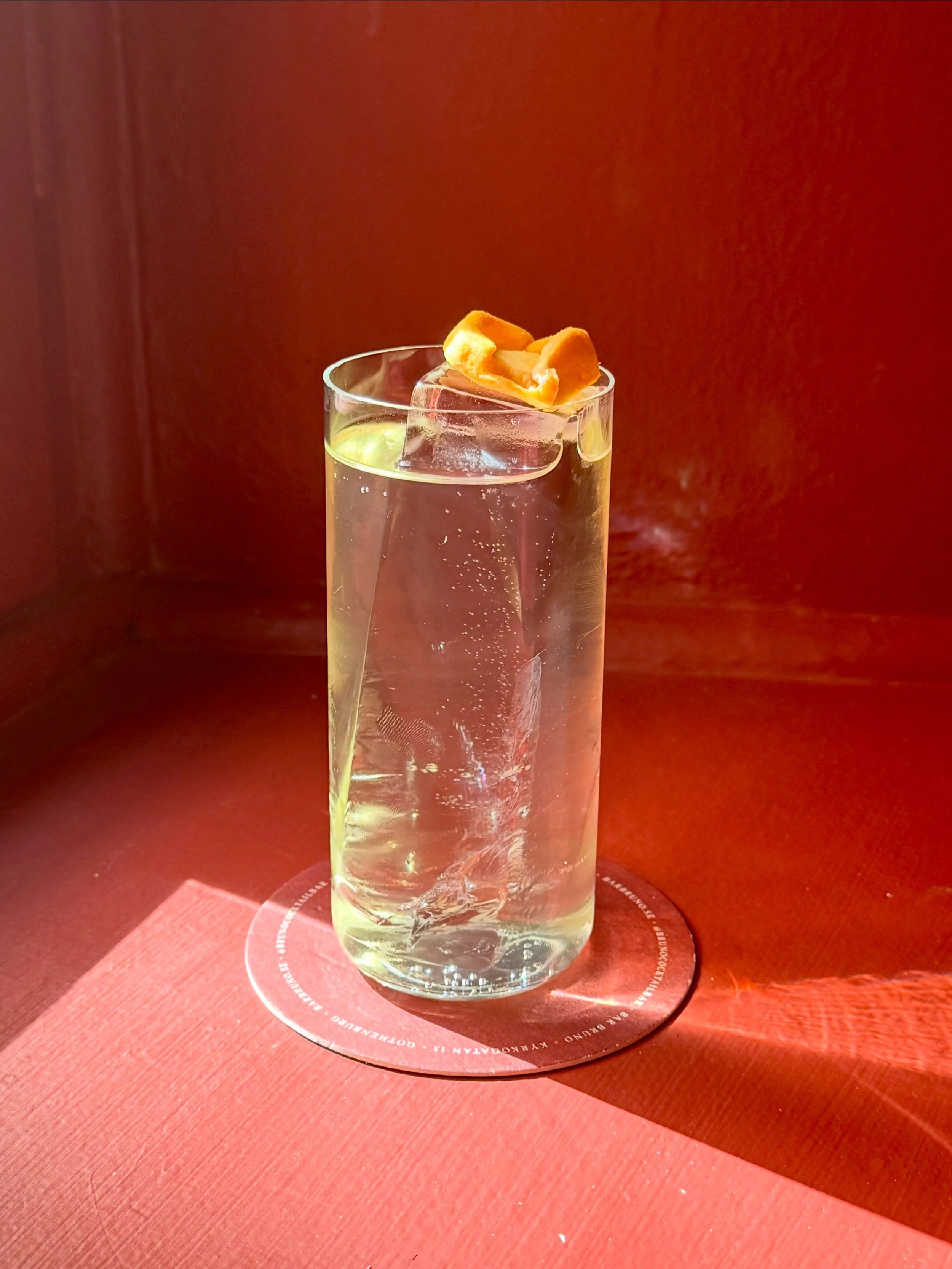 UMAMI TSUNAMI 💛

Koskenkorva Climate Action Vodka
Merlet Cr&egrave;me de P&ecirc;che
Giffard Cacao Blanc
Colatura
Yellow Bell Pepper
Habanero
Jackfruit Soda