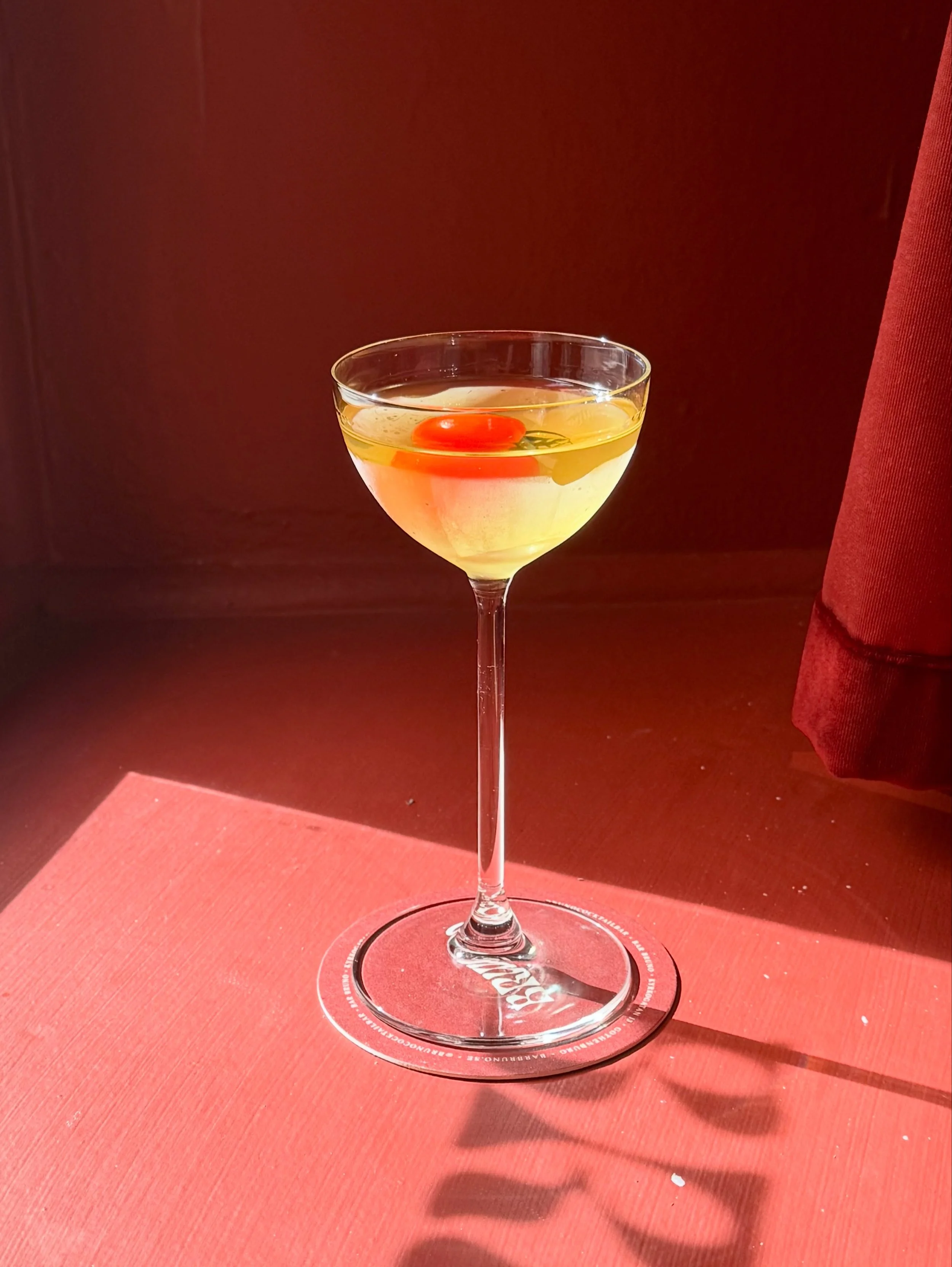 CATCH UP 🍸🍅

Bruxo X Mezcal
Takamaka Overproof Rum
Vanilla
Tomato Water
Agave
Habanero