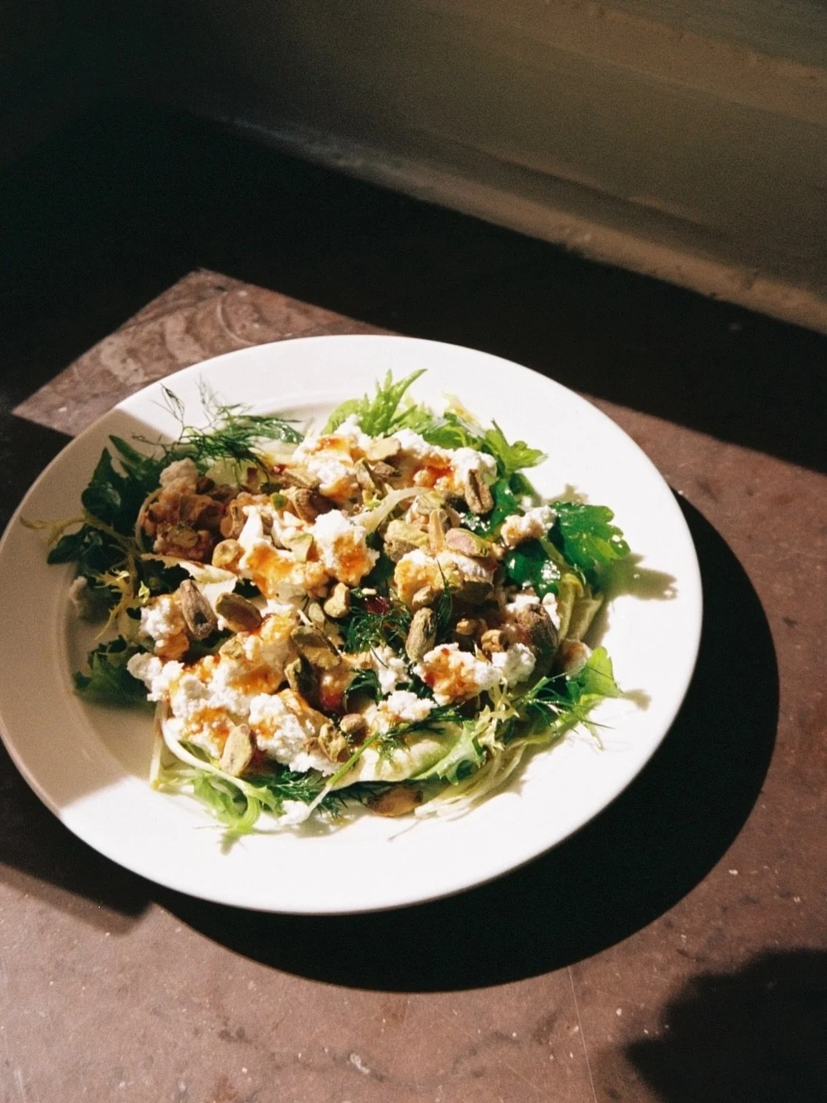 Inspirationen kom fr&aring;n en lunch i Trastevere. H&auml;r &auml;r en upphottad och mindre italiensk, mer sj&auml;lvs&auml;kert minimalistisk version. Slutresultatet blev ljuvlig ricotta med krispigt gr&ouml;nt, l&auml;tt r&ouml;kig chilihonung och