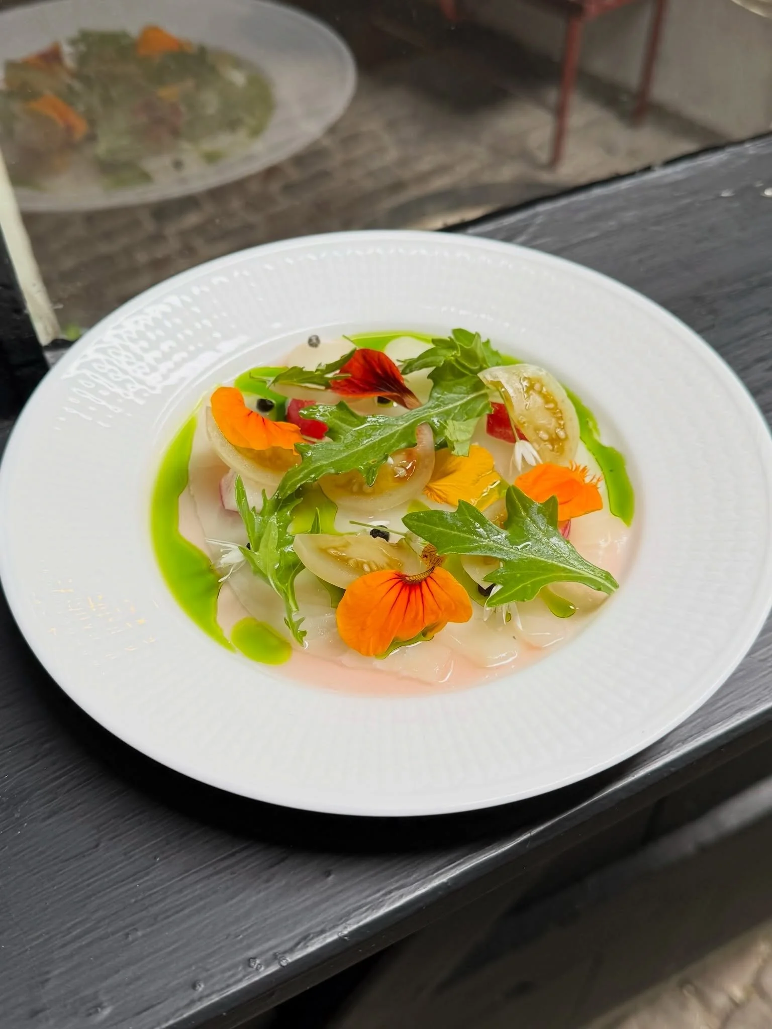 NYTT P&Aring; MENYN: H&auml;lleflundra &lsquo;crudo&rsquo; med tomat, jordgubbar, basilka &amp; fermenterad kampotpeppar. 🐟🍅🌱
