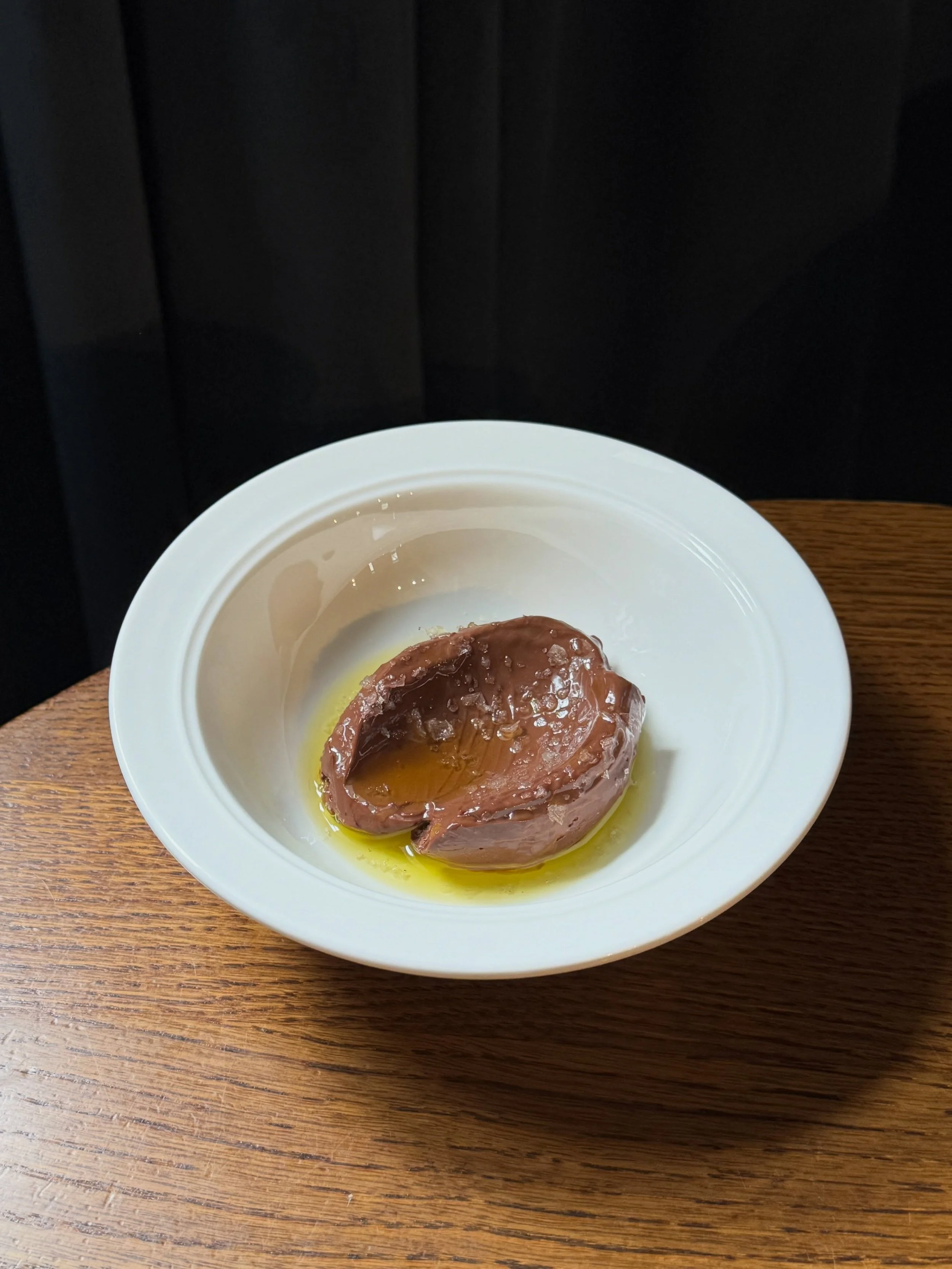 S&ouml;tt, salt och botaniskt uppiggande. Vi &aring;terbes&ouml;ker denna moderna klassiker. M&ouml;rk choklad cremeux med flingsalt och premium olivolja &auml;r tvekl&ouml;st det perfekta s&auml;ttet att avsluta sin m&aring;ltid. Lagrad Rom, Ruby Po