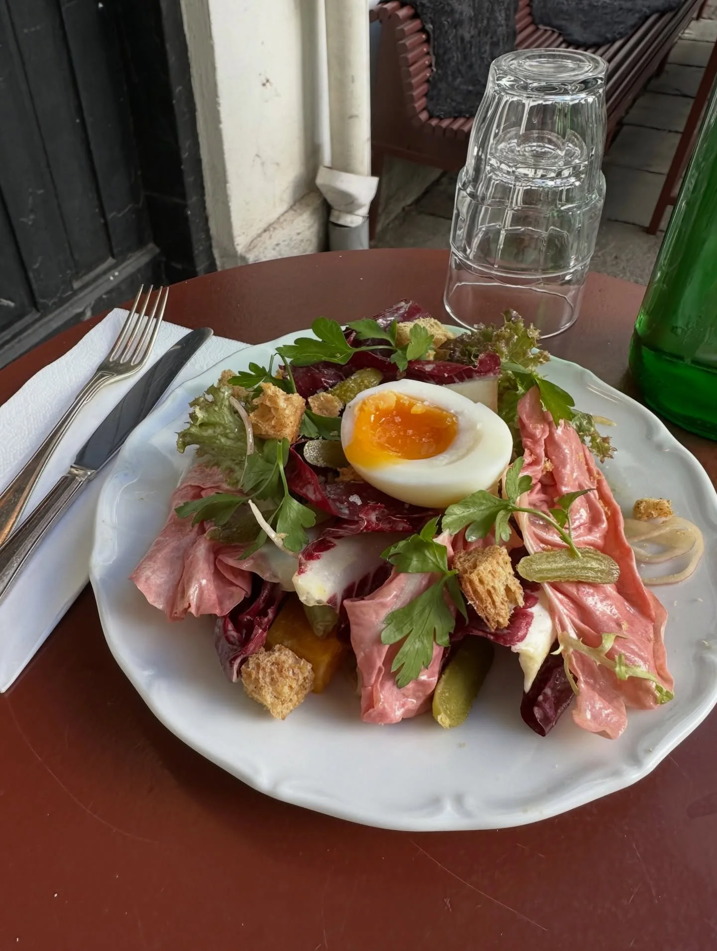 SALADE LYONNAISE
Plockat fl&auml;skl&auml;gg med vinter sallad, gulbeta,
cornichons, krutonger, &auml;gg &amp; dijonvin&auml;grett 👌🏻