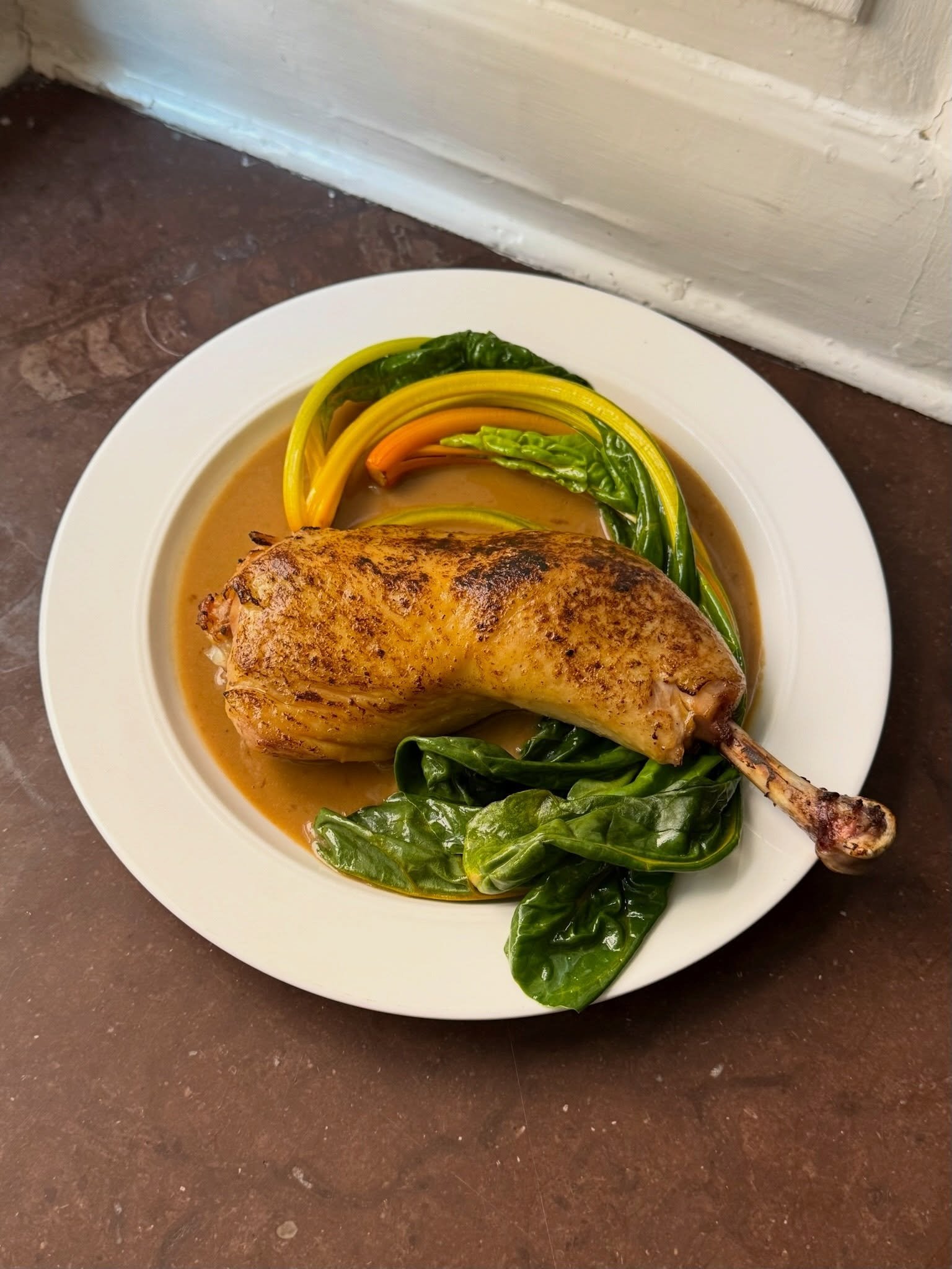Svensk premiumf&aring;gel som bakas i ankfett. Sp&auml;nstig mangold som skriker sommarens ankomst. Grillad sm&ouml;rs&aring;s med citron och en gener&ouml;s skv&auml;tt pastis. Slutligen en sidovagn friterad sen rostad rattepotatis som of&ouml;rsikt