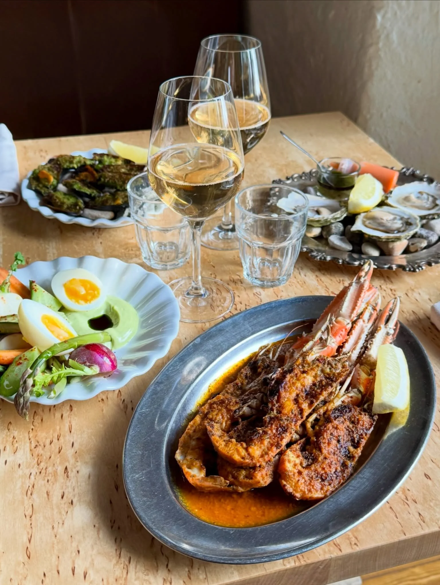 Havskr&auml;ftor gratinerade med caf&eacute; de paris sm&ouml;r. Serveras med grillat br&ouml;d 🔥🦞