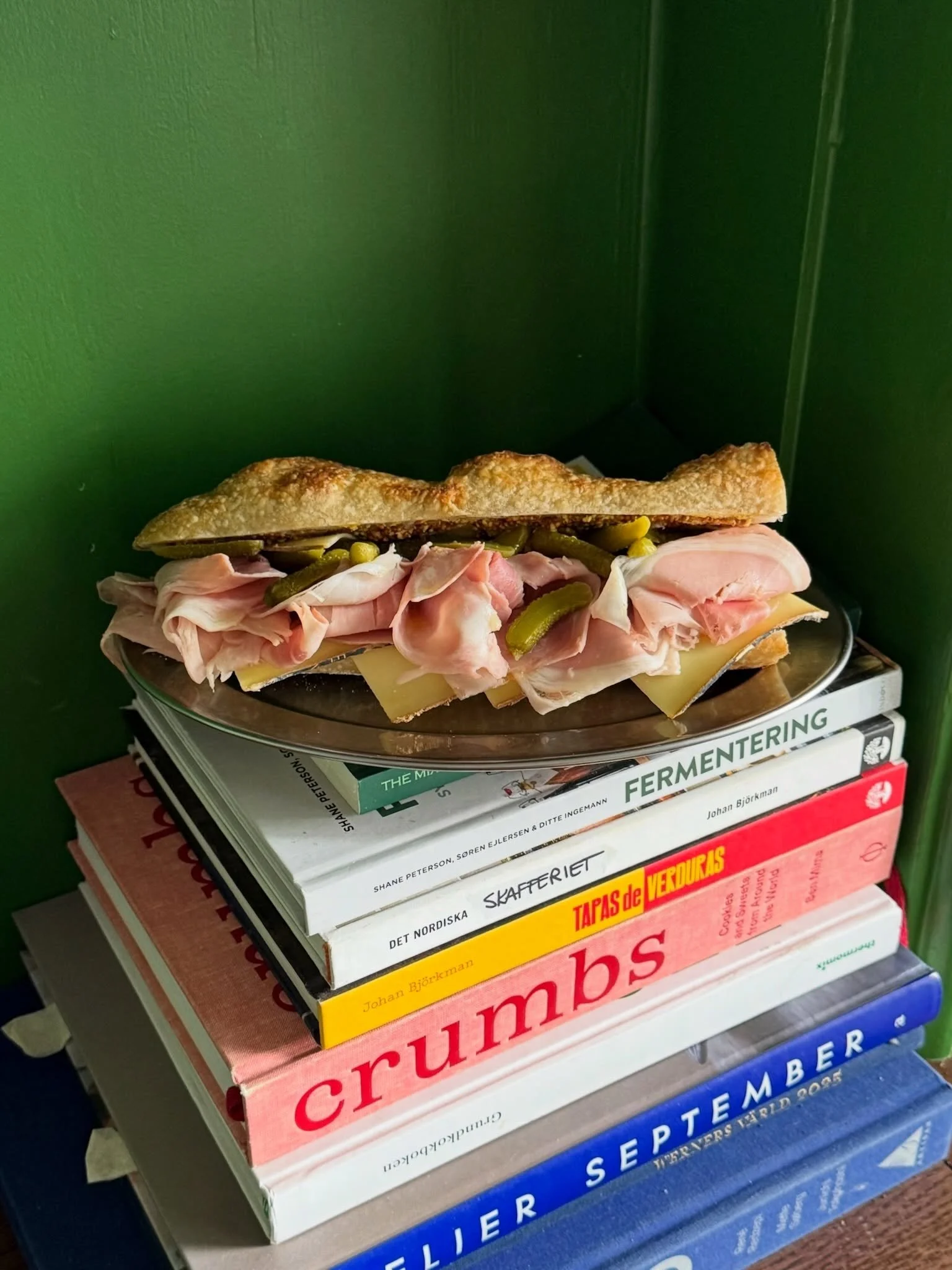 JAMBON-BEURRE+ 🥖🐖🧈🧀
Baguette, sm&ouml;r, grov dijon, kokt skinka, comt&eacute; &amp; cornichons.