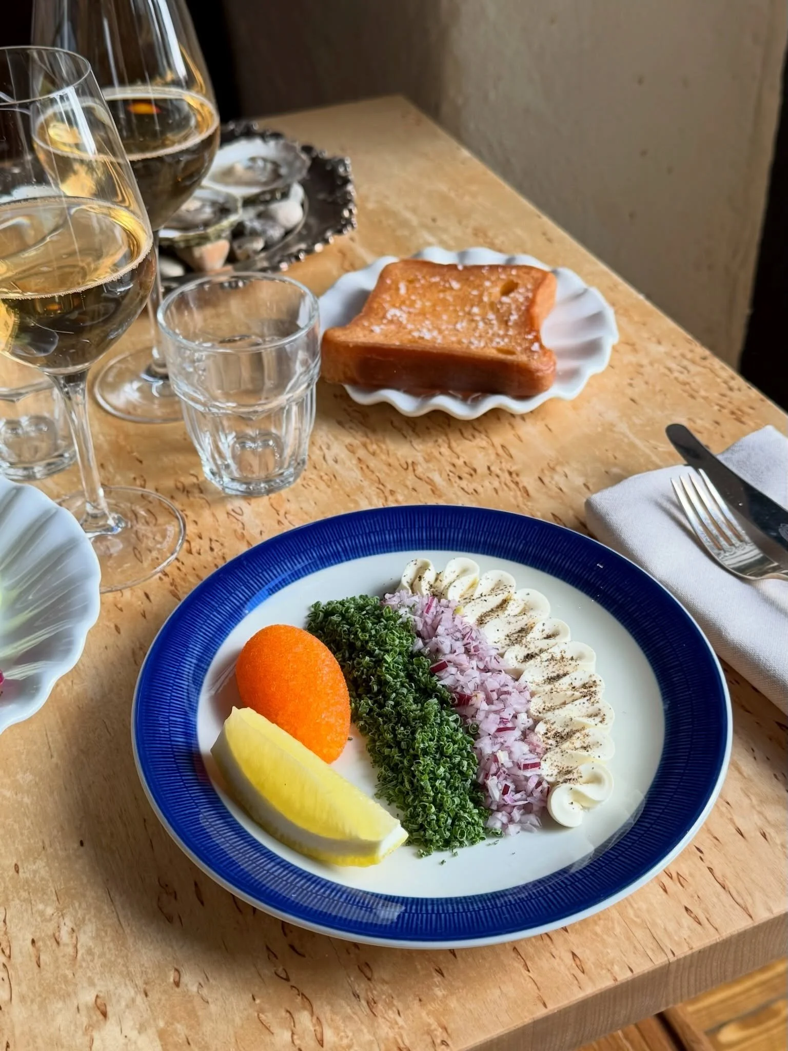 L&ouml;jrom fr&aring;n bottenviken 30g med sm&ouml;rstekt br&ouml;d, l&ouml;k, smetana &amp; citron! 😋🔥