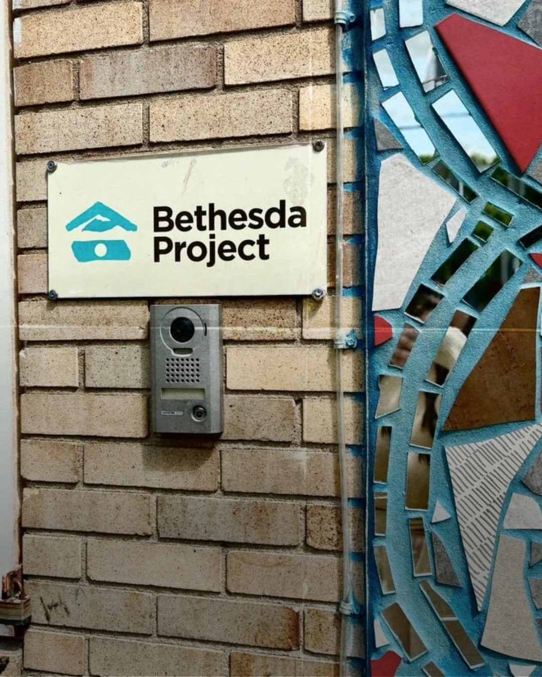 We are saddened to hear that mosaic artist and @phillymagicgardens founder, Isaiah Zagar, has passed. Isaiah Zagar's legacy lives on through the over 200 murals he created on public walls across Philadelphia in his lifetime, including the one outside