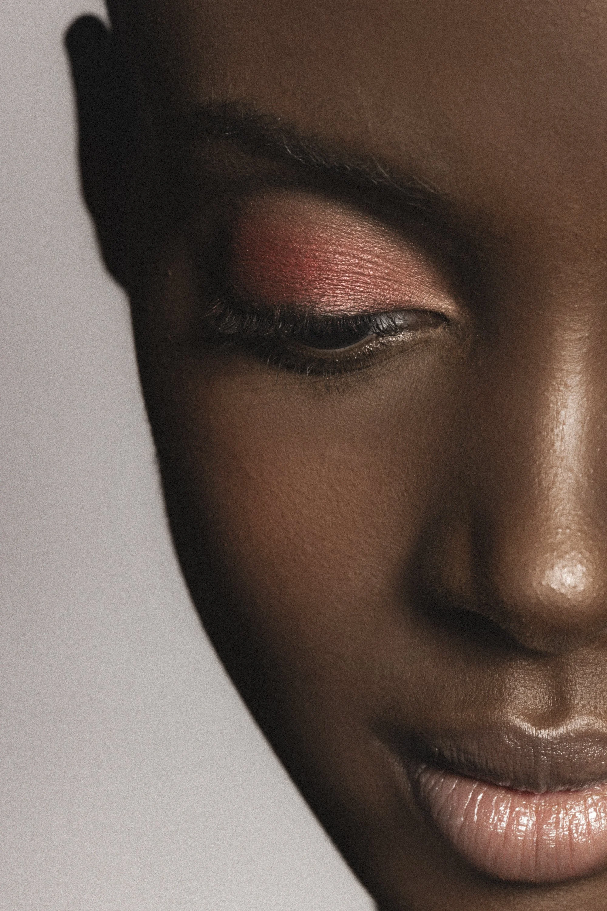 166_armani_wearables_eye_eccentricoeyepalette_madison_closeupface_1037.jpg
