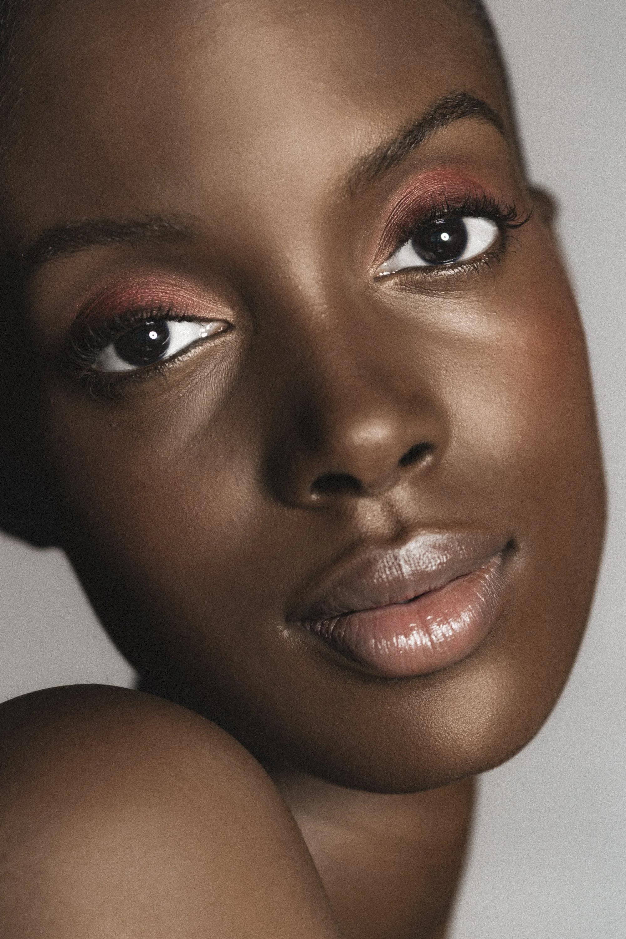 166_armani_wearables_eye_eccentricoeyepalette_madison_closeupface_1126.jpg