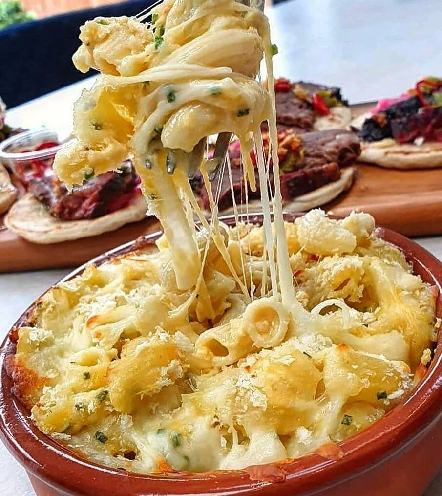 Thank you for this BEAUTIFUL SHOT @halal_chronicles truly you have captured the essence of the Mac + Cheese 🧀 infused w/ chives and 3 types of cheese to give it both the gooey + crispy effect available for Nationwide Shipping. Get your orders in bef