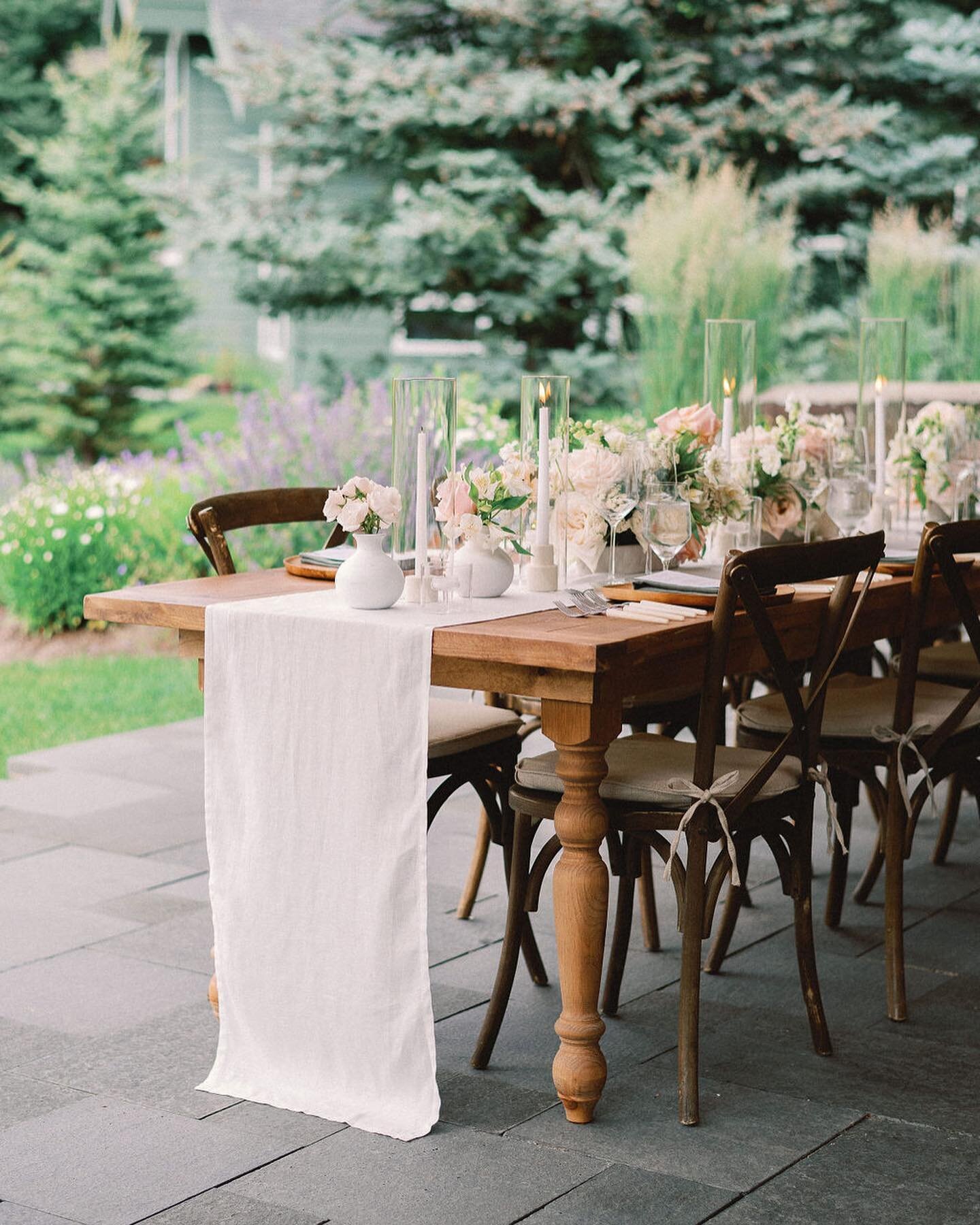 From the UK, married in Sun Valley&mdash; no detail went unnoticed!  Planning&amp;Design @sproutdesignwedding  Reception Venue &ndash; private home 
Caterer - @horsewoodcatering 
Floral- @justso.eventfloral 
Photographer &ndash; @brie.thomason 
R