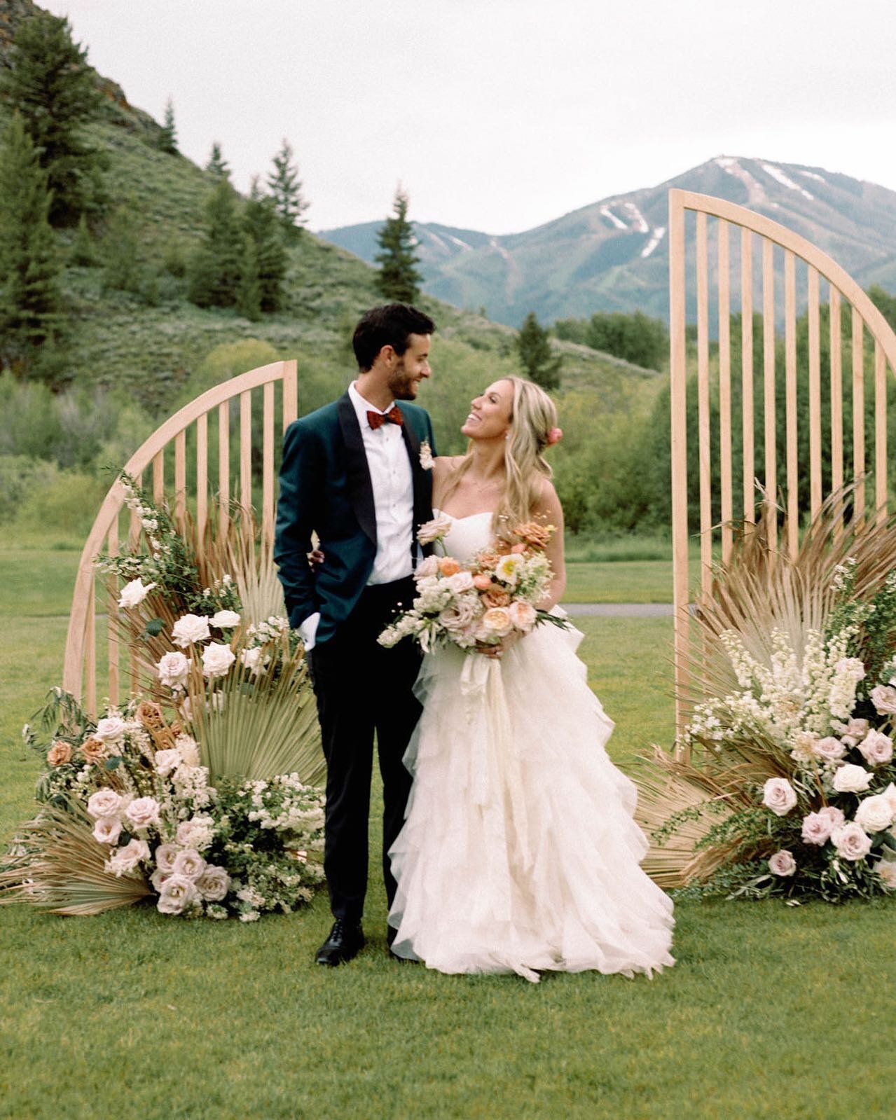 ⁣Elegance is when the inside is as beautiful as the outside! -Coco Chanel⠀
⠀
⠀
⠀
Planning+Design - @sproutdesignwedding  Photography- @jennylosee_ 
Floral- @twohandsfloral 
Venu- @sunvalley