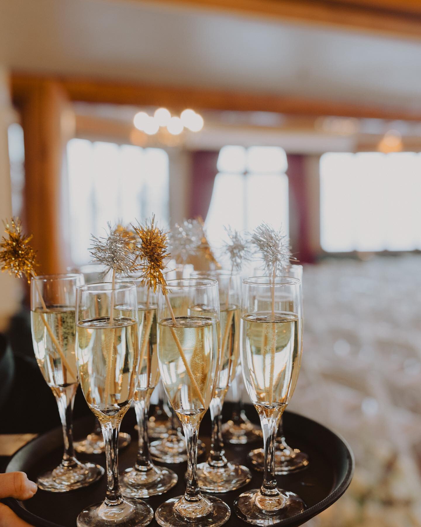 signed, sealed, delivered! Ceremony details from Katie + Jack&rsquo;s NYE wedding in McCall!  Planning+Design- @sproutdesignwedding  Florist- @rustandthistlefloral  Podium- @theeventsv  Venue- @shorelodge  Photographer- @kylie_morgan_